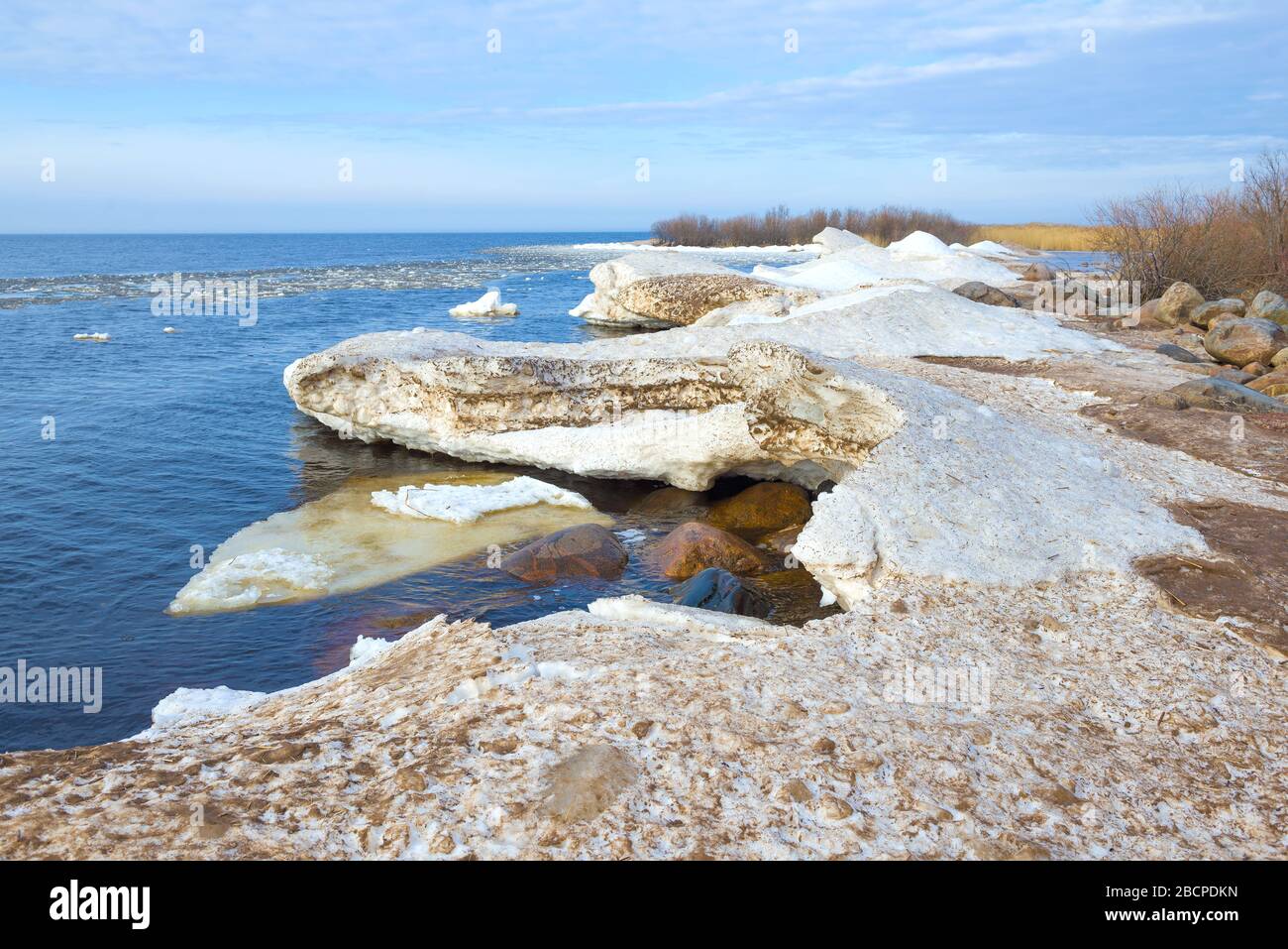 Marzo sul lago Ladoga. Regione di Leningrado, Russia Foto Stock