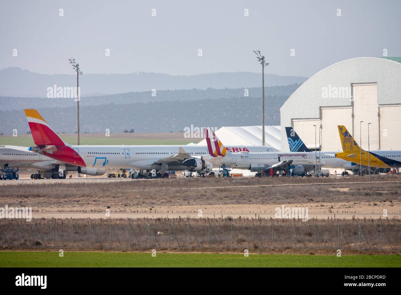 Aeromobili che detengono aeroporti per aerei che possono essere oggetto di gemiti durante la recessione dell'economia dell'aviazione a causa dell'epidemia di coronovirus. PLATA Teruel International Airport, Polígono de Tiro, Spagna, Europa, è il più grande centro internazionale innovativo dell'industria aeronautica/aerospaziale con parcheggio, manutenzione e riciclaggio di grandi aeromobili in Europa; Ha anche una scuola di volo, prove di volo e prove, aviazione generale, aviazione esecutiva, test motori, lavoro aereo, servizio di elicottero medico, droni, prototipi, progetti R e D e formazione aeronautica. Foto Stock