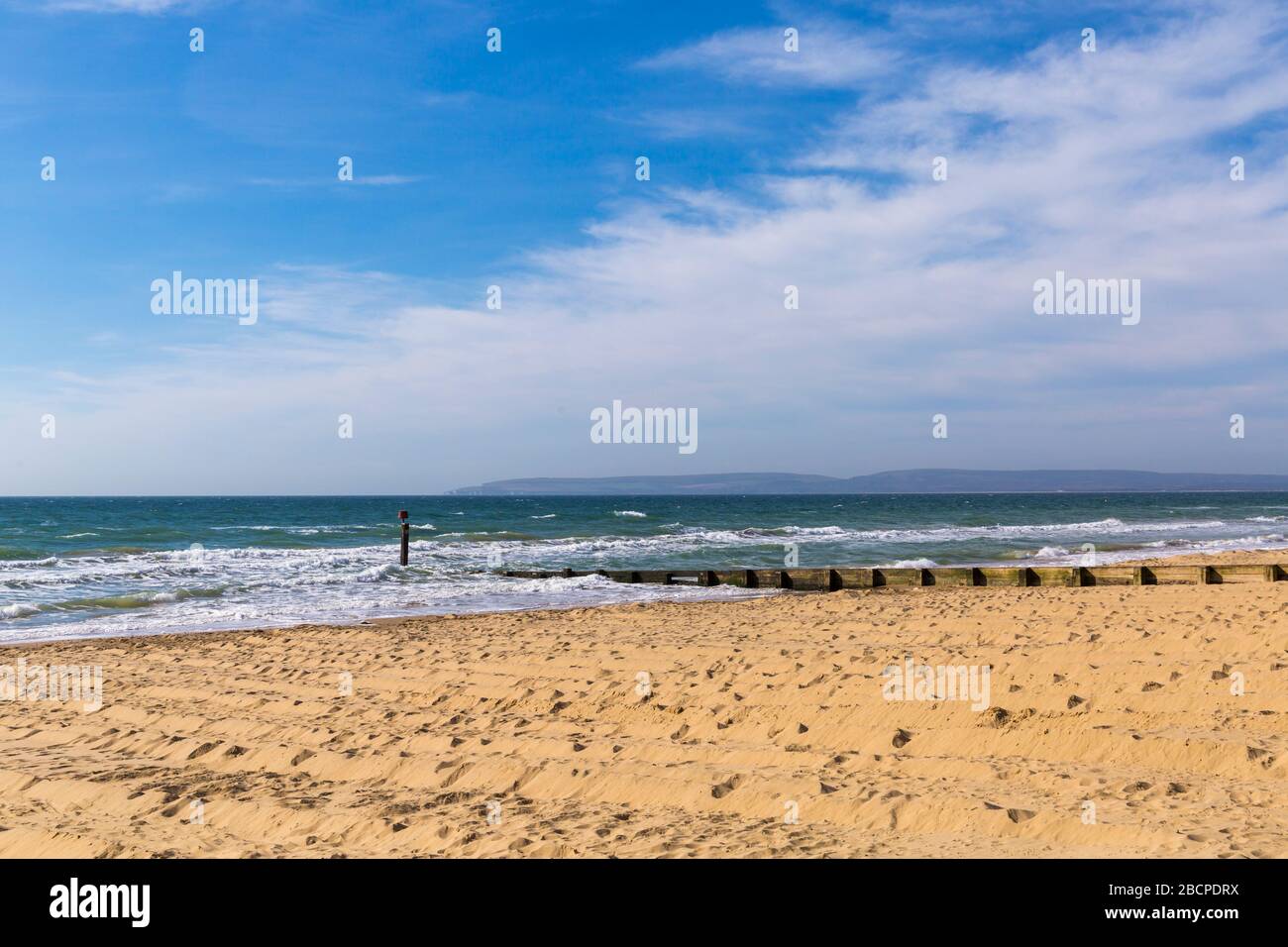 Bournemouth, Dorset Regno Unito. 5th aprile 2020. Tempo nel Regno Unito: Calda giornata di sole mentre la gente va al mare per prendere il loro esercizio quotidiano, la maggior parte aderendo alle restrizioni Coronavirus per il distanziamento sociale. Spiagge vuote. Credit: Carolyn Jenkins/Alamy Live News Foto Stock