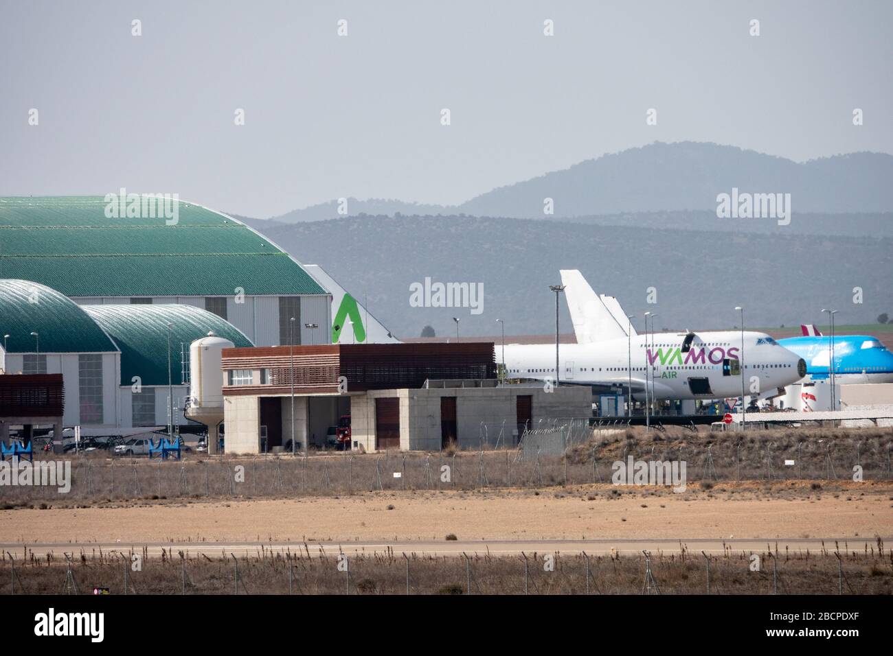 Aeromobili che detengono aeroporti per aerei che possono essere oggetto di gemiti durante la recessione dell'economia dell'aviazione a causa dell'epidemia di coronovirus. PLATA Teruel International Airport, Polígono de Tiro, Spagna, Europa, è il più grande centro internazionale innovativo dell'industria aeronautica/aerospaziale con parcheggio, manutenzione e riciclaggio di grandi aeromobili in Europa; Ha anche una scuola di volo, prove di volo e prove, aviazione generale, aviazione esecutiva, test motori, lavoro aereo, servizio di elicottero medico, droni, prototipi, progetti R e D e formazione aeronautica. Foto Stock