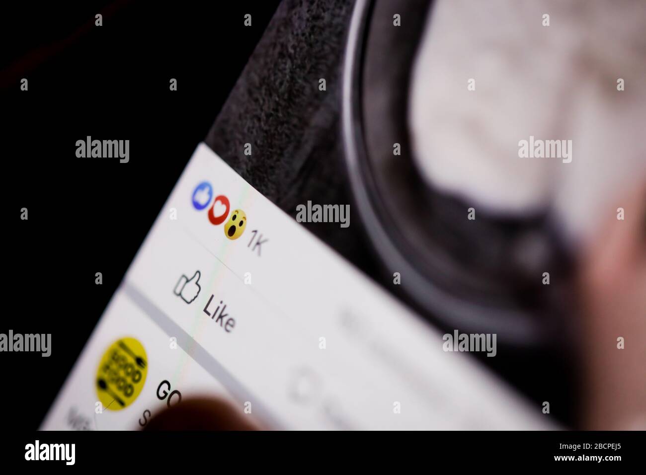 Bucarest, Romania - 5 aprile 2020: Immagine macro con dettagli dall'app Facebook mobile: Emoticon, come pulsanti, sezione commenti. Foto Stock