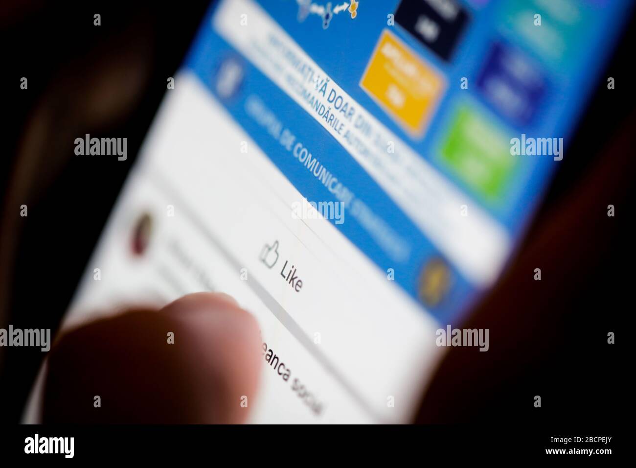 Bucarest, Romania - 5 aprile 2020: Immagine macro con dettagli dall'app Facebook mobile: Emoticon, come pulsanti, sezione commenti. Foto Stock