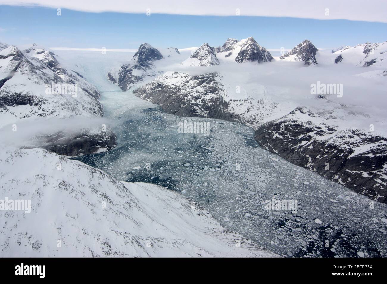 GROENLANDIA - 25 aprile 2012 - un ghiacciaio nella Groenlandia meridionale che scorre attraverso una valle lunga e stretta - un fiordo - scolpito dal movimento del ghiaccio. Dove Foto Stock