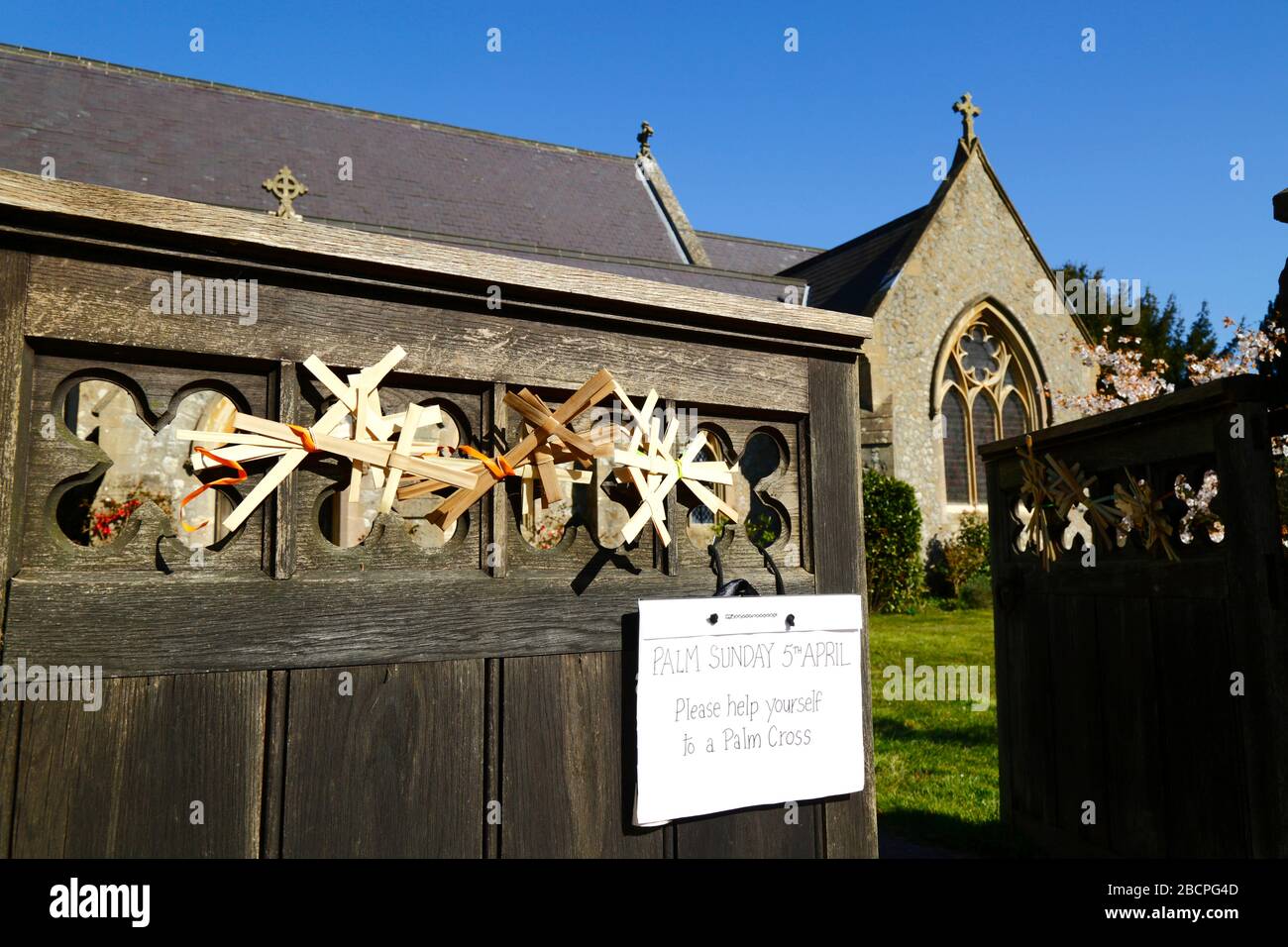 5th Aprile 2020, Southborough, Kent, Regno Unito: La Domenica delle Palme attraversa e insegna incoraggiando le persone a prendere una porta per la chiesa di St Thomas, Pennington Road. Oggi è Domenica delle Palme, ma non ci sono servizi nella chiesa. Il governo ha raccomandato che non si tengano riunioni come una delle misure di quarantena/blocco per ridurre la diffusione del coronavirus durante la pandemia mondiale. Foto Stock