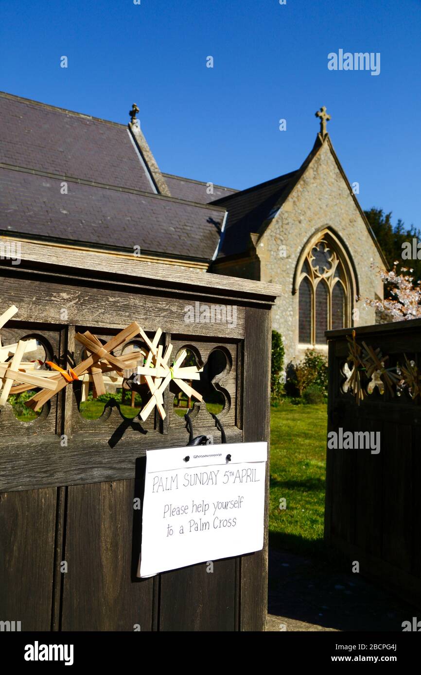 5th Aprile 2020, Southborough, Kent, Regno Unito: La Domenica delle Palme attraversa e insegna incoraggiando le persone a prendere una porta per la chiesa di St Thomas, Pennington Road. Oggi è Domenica delle Palme, ma non ci sono servizi nella chiesa. Il governo ha raccomandato che non si tengano riunioni come una delle misure di quarantena/blocco per ridurre la diffusione del coronavirus durante la pandemia mondiale. Foto Stock