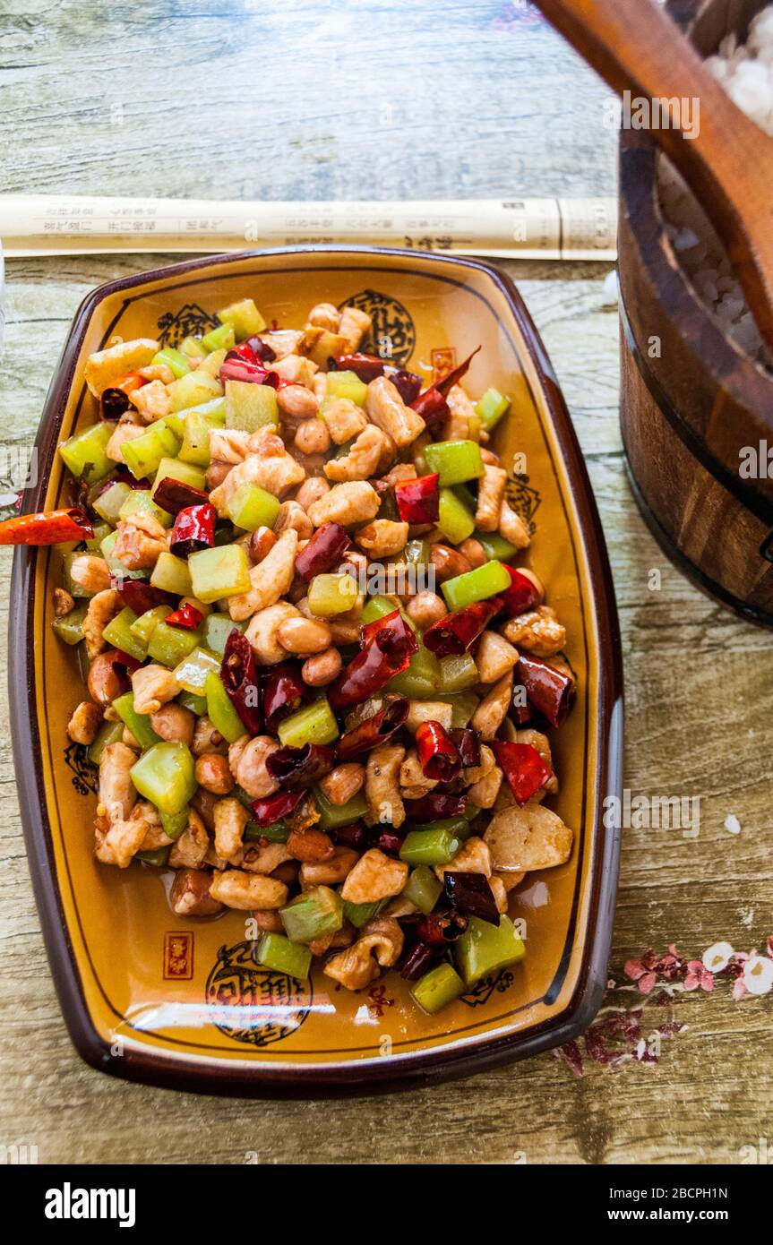 Un piatto di Gongbao jiding (kungpao pollo) autentico cibo Sichuan presso un ristorante sul ciglio della strada vicino a me"erkang nella provincia di Sichuan, in Cina Foto Stock