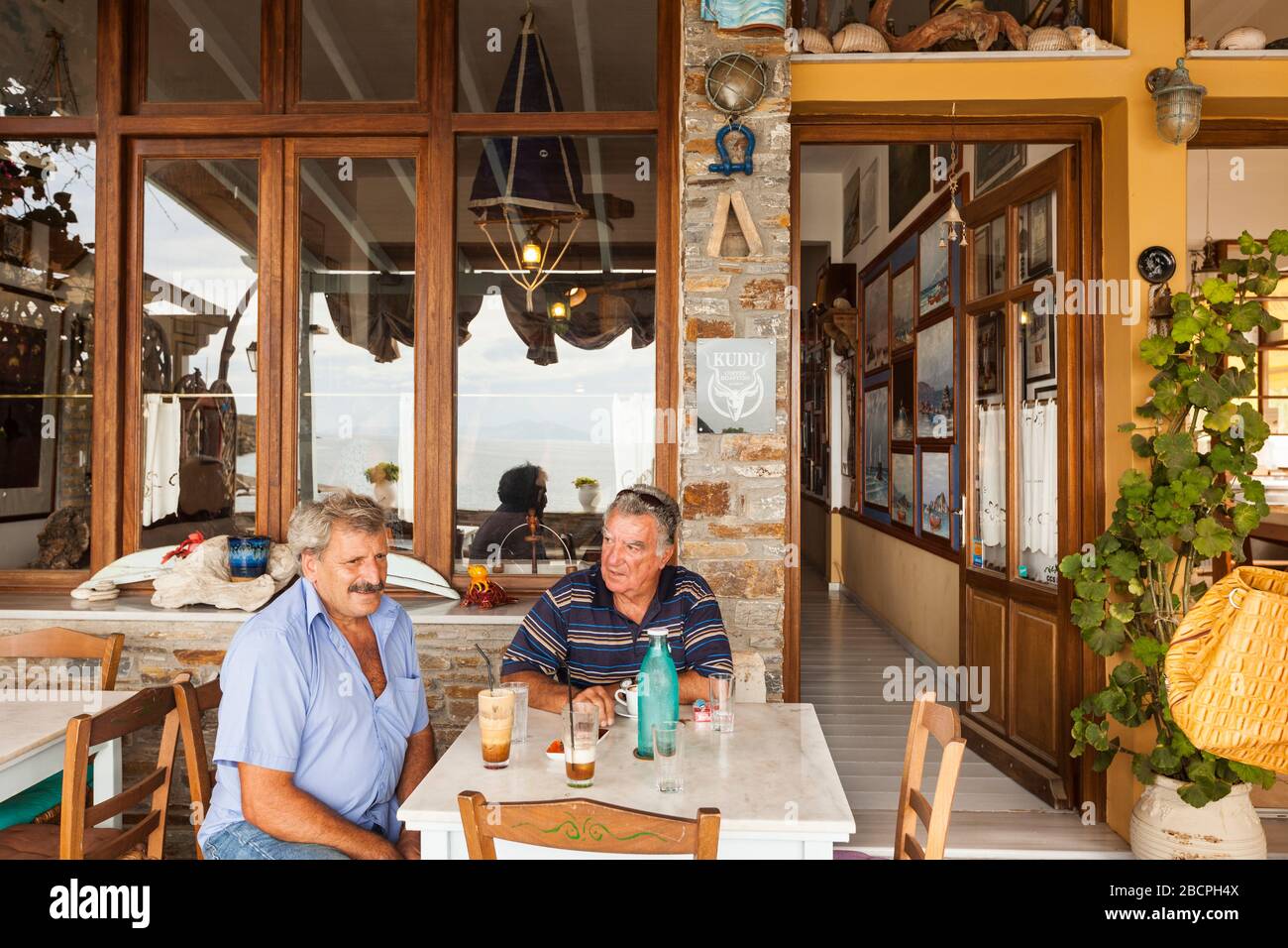 Grecia, arcipelago delle Cicladi, isola di Andros, Batsi: Taverna Lagoudera interno accogliente e bellissimo cortile in una zia che si definisce come "pesce ta Foto Stock