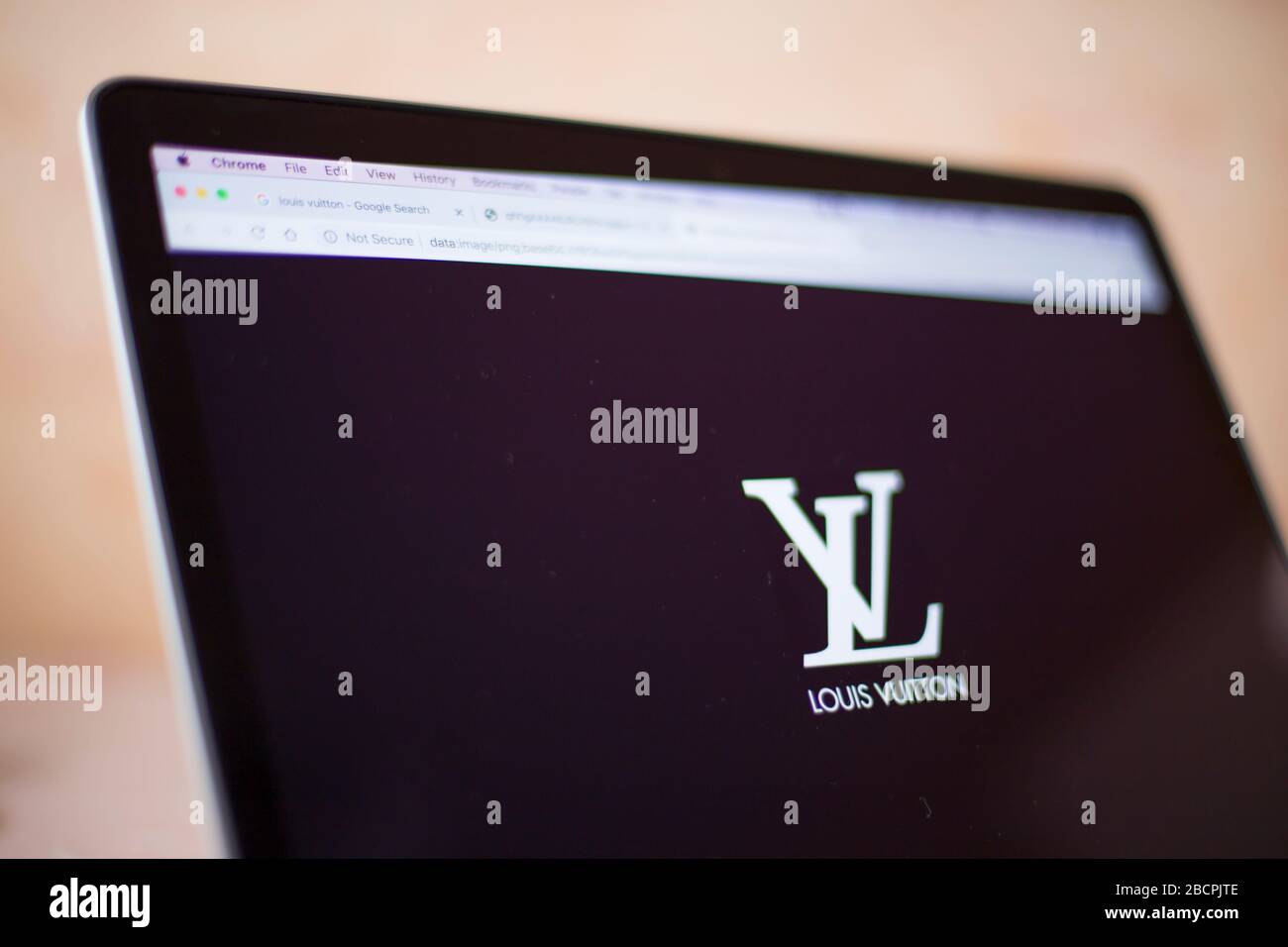 BELGRADO, SERBIA - 9 MARZO 2020: Sito web di Louis Vuitton sullo schermo  del computer a Belgrado, Serbia. Louis Vuitton è casa di moda francese  fondata in Foto stock - Alamy