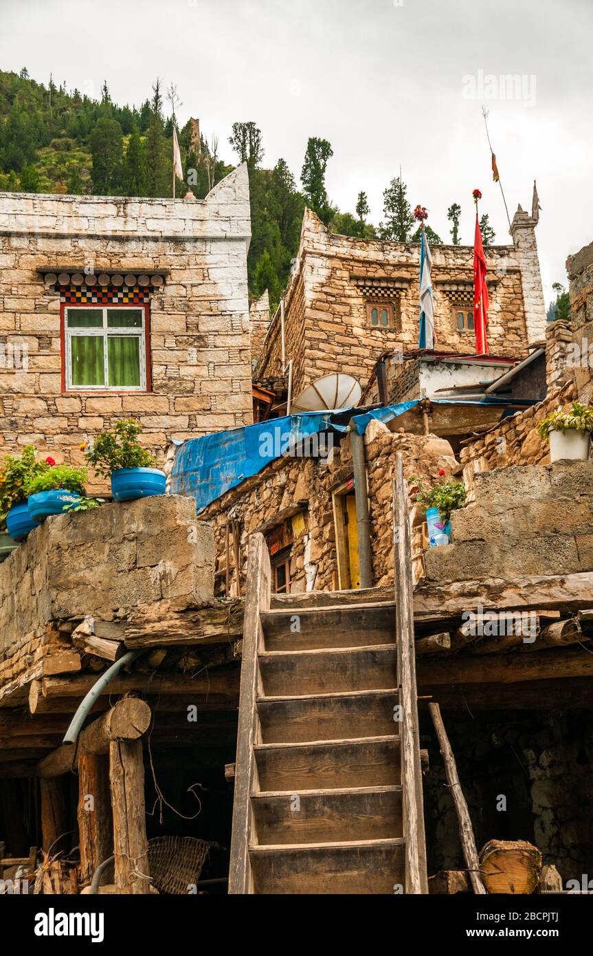 Stile tibetano edifici in un villaggio eventualmente Shuang Jiangke appena fuori la strada di ma-erkang, nella provincia di Sichuan, in Cina Foto Stock