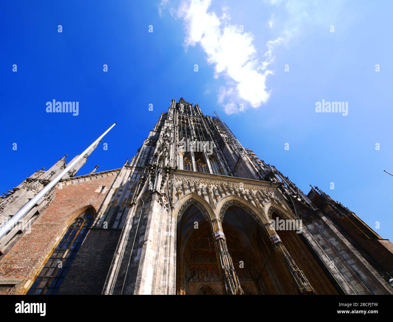 Ulm, Germania: Il Münster sorge in alto Foto Stock