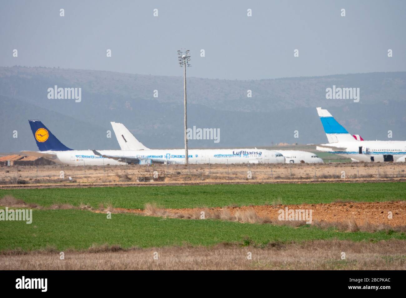 Aeromobili che detengono aeroporti per aerei che possono essere oggetto di gemiti durante la recessione dell'economia dell'aviazione a causa dell'epidemia di coronovirus. PLATA Teruel International Airport, Polígono de Tiro, Spagna, Europa, è il più grande centro internazionale innovativo dell'industria aeronautica/aerospaziale con parcheggio, manutenzione e riciclaggio di grandi aeromobili in Europa; Ha anche una scuola di volo, prove di volo e prove, aviazione generale, aviazione esecutiva, test motori, lavoro aereo, servizio di elicottero medico, droni, prototipi, progetti R e D e formazione aeronautica. Foto Stock