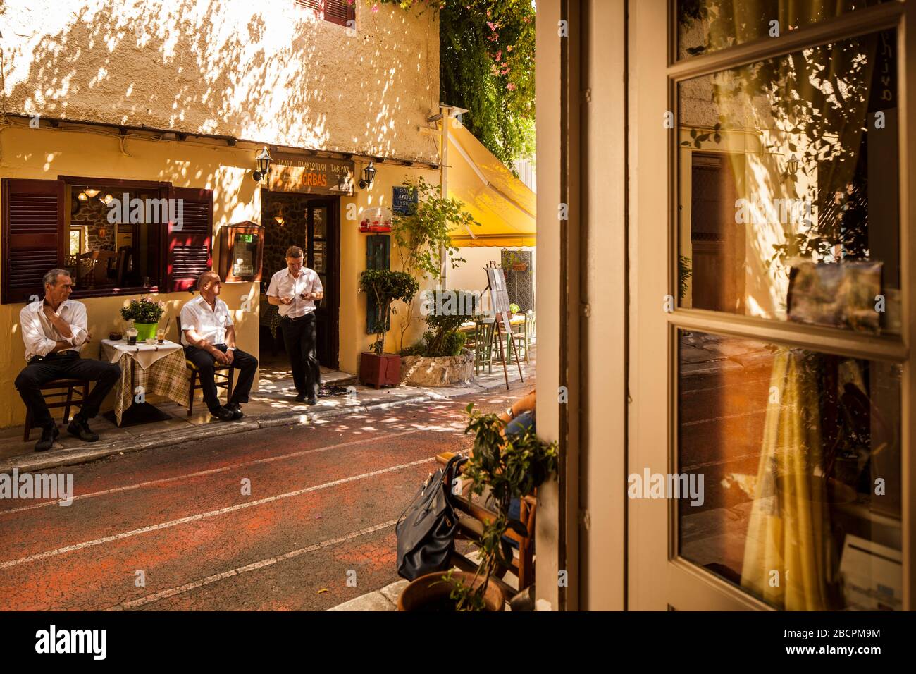 Grecia, Atene: La Plaka, via Lysiou. Il famoso ristorante Zorbas è stato aperto 40 anni fa e si trova sotto l'Acropoli, in una delle più h Foto Stock