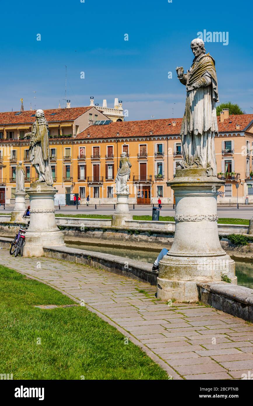 Prato della Valle è una piazza ellittica di 90,000 metri quadrati a Padova, ed è la piazza più grande d'Italia. Foto Stock