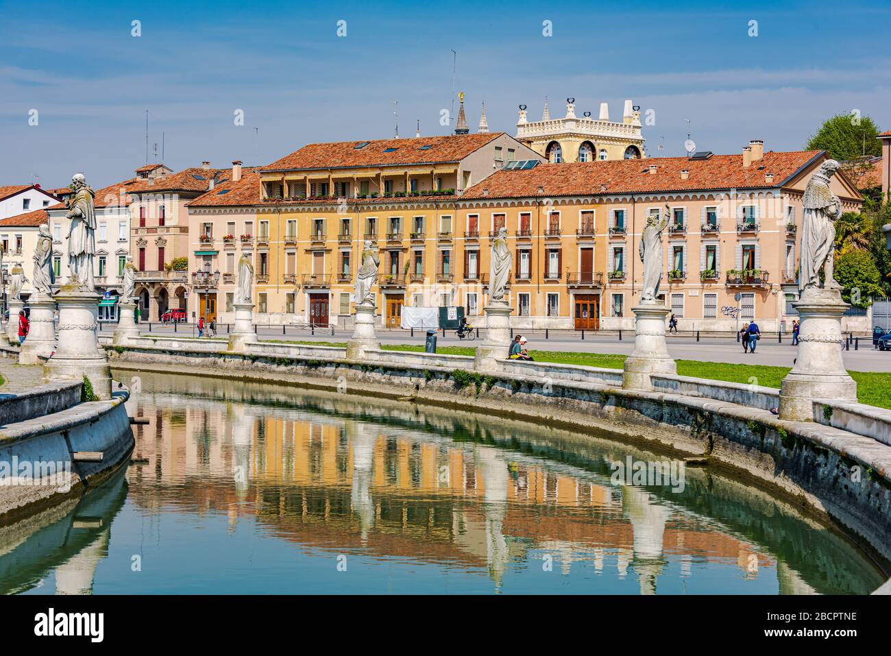 Prato della Valle è una piazza ellittica di 90,000 metri quadrati a Padova, ed è la piazza più grande d'Italia. Foto Stock