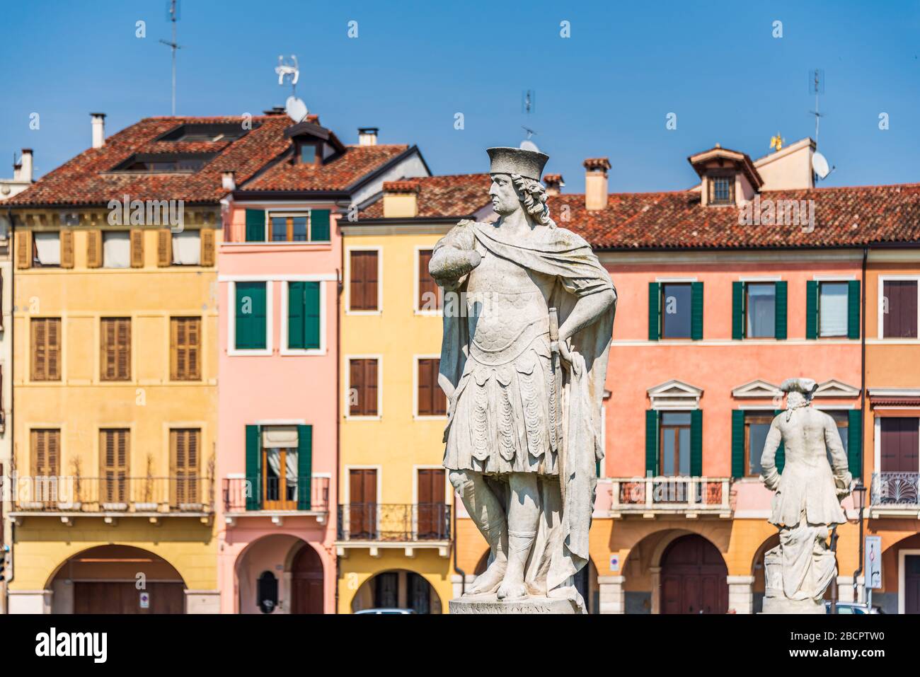 Prato della Valle è una piazza ellittica di 90,000 metri quadrati a Padova, ed è la piazza più grande d'Italia. Foto Stock