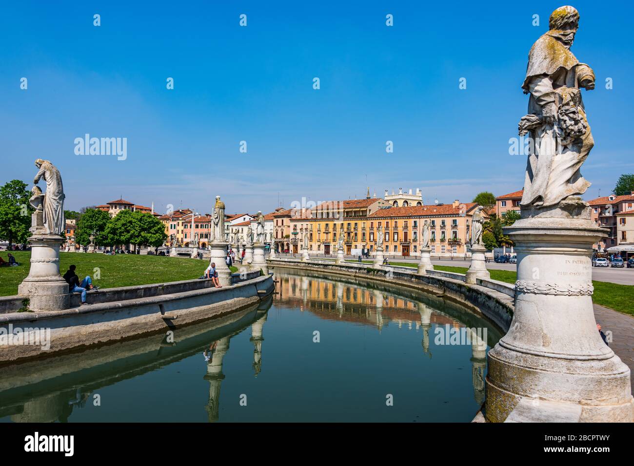 Prato della Valle è una piazza ellittica di 90,000 metri quadrati a Padova, ed è la piazza più grande d'Italia. Foto Stock