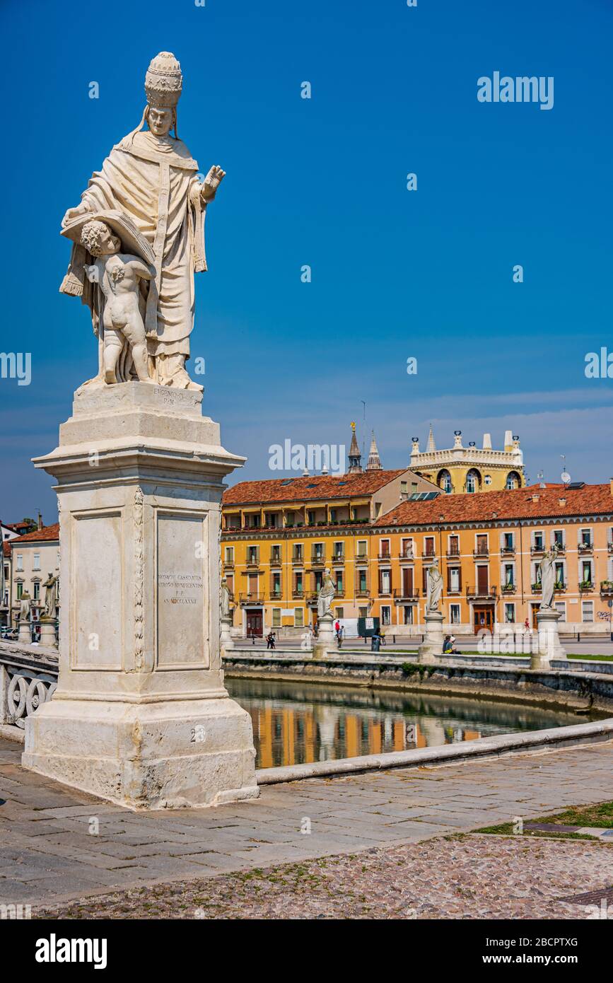 Prato della Valle è una piazza ellittica di 90,000 metri quadrati a Padova, ed è la piazza più grande d'Italia. Foto Stock