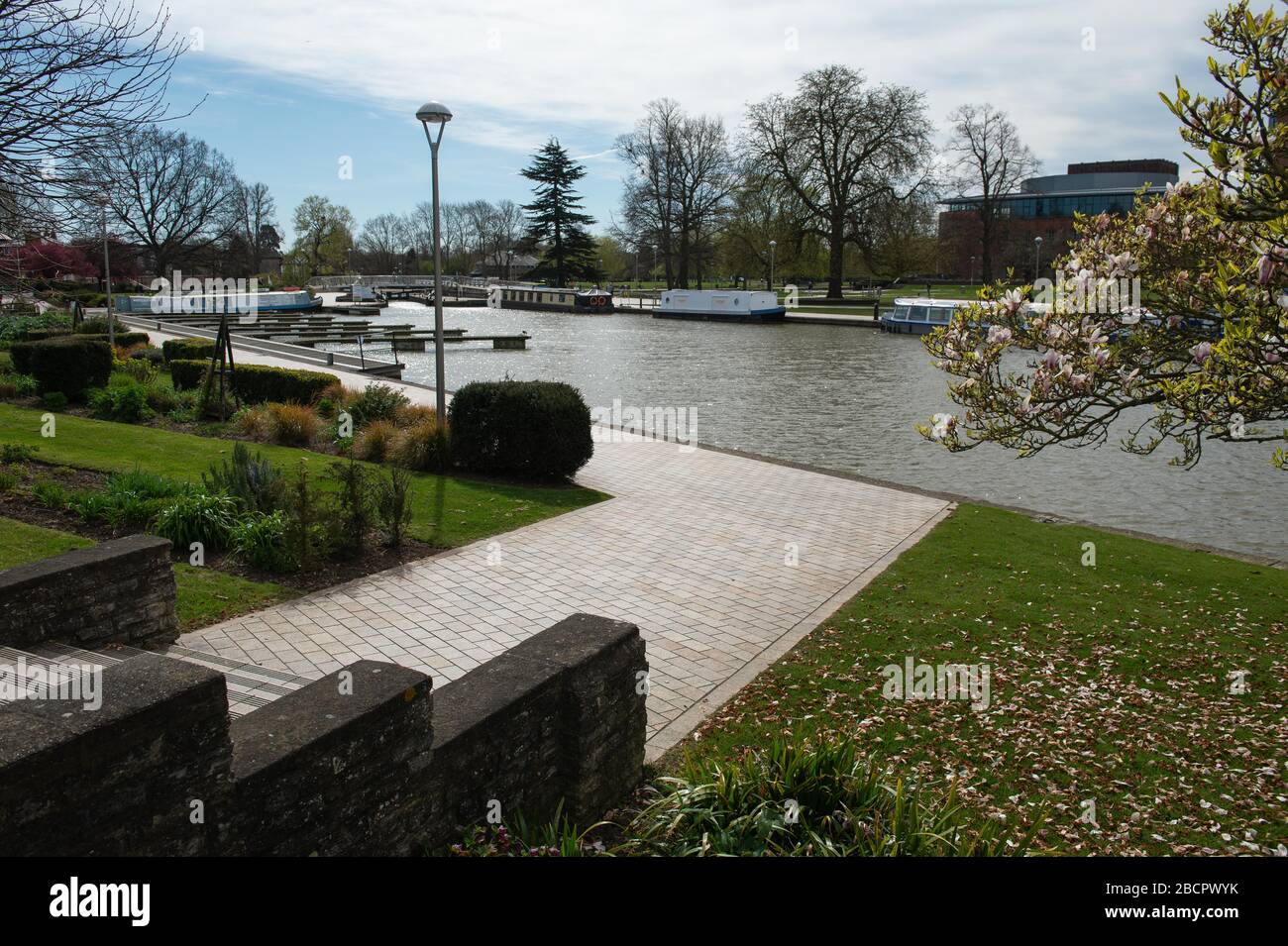 Una Stratford-upon-Avon quasi deserta nel Warwickshire, mentre il Regno Unito continua a bloccarsi per contribuire a frenare la diffusione del coronavirus. Foto Stock