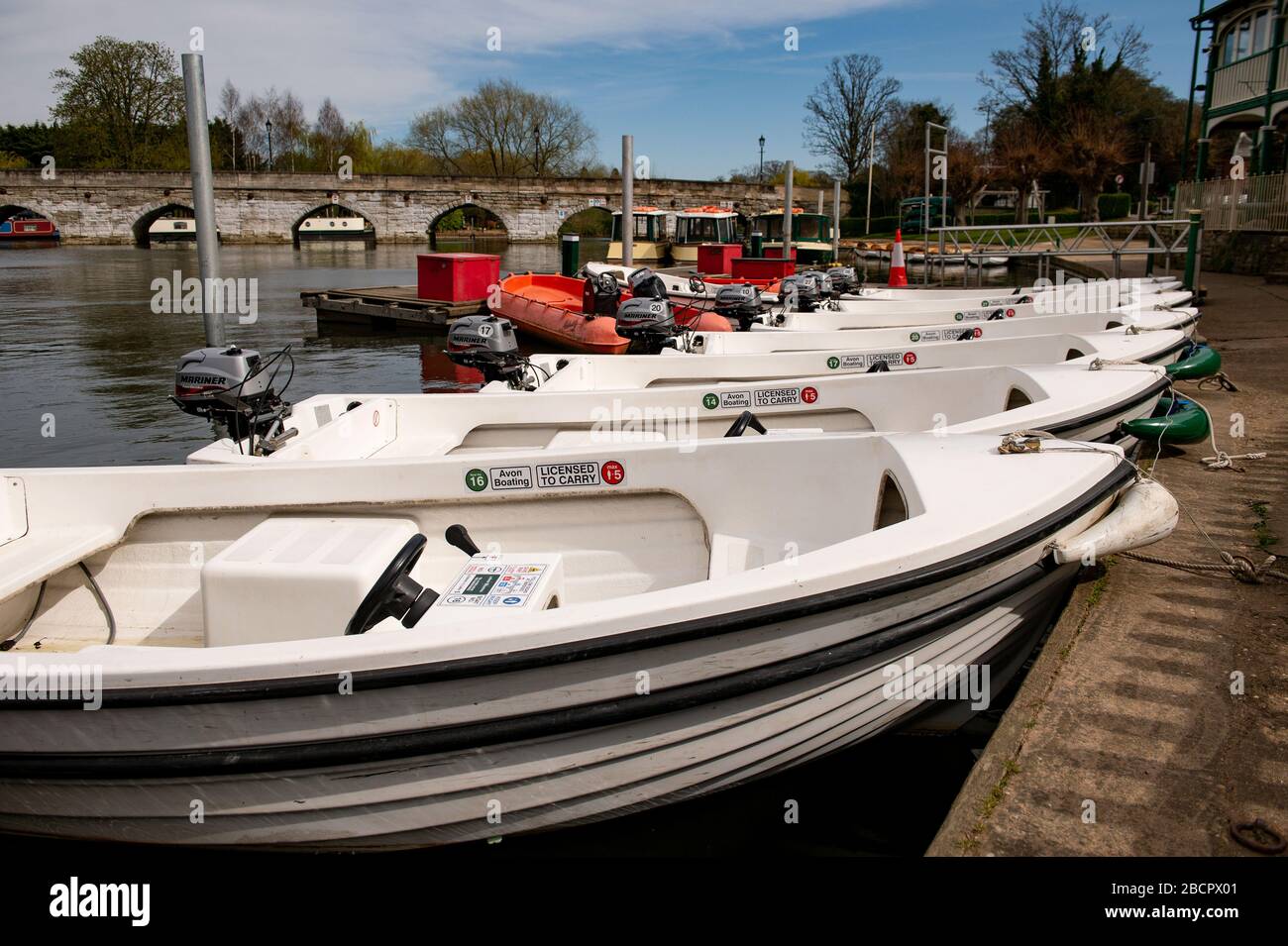 Le barche si trovano inutilizzate su quella che potrebbe essere stata una giornata intensa di turismo in una altrimenti vicino-deserta Stratford-upon-Avon nel Warwickshire, come il Regno Unito continua in blocco per contribuire a frenare la diffusione del coronavirus. Foto Stock