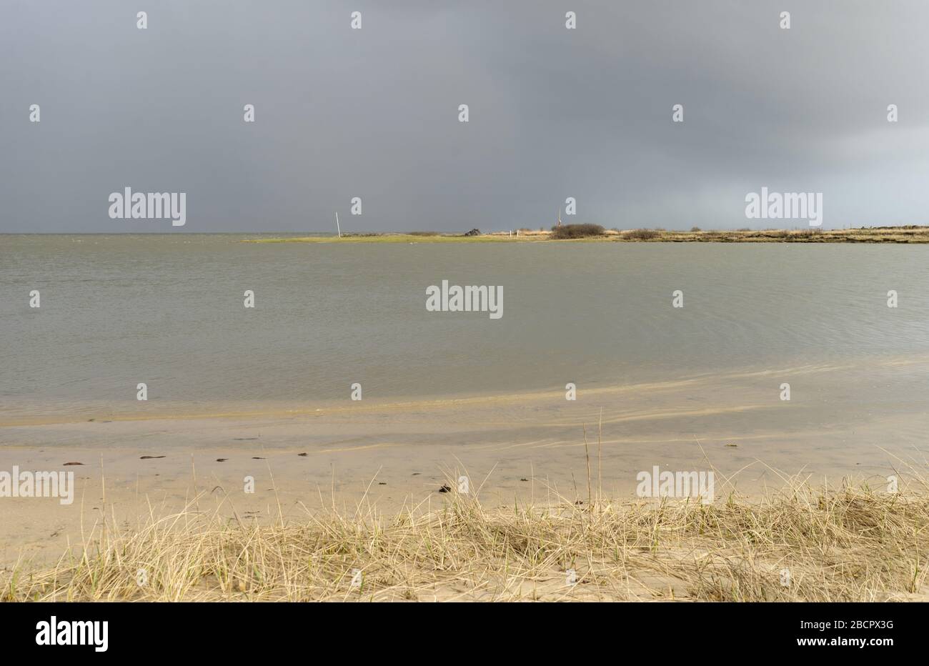 Paesaggio solitario costiero dell'isola di Sylt con fango in inverno Foto Stock