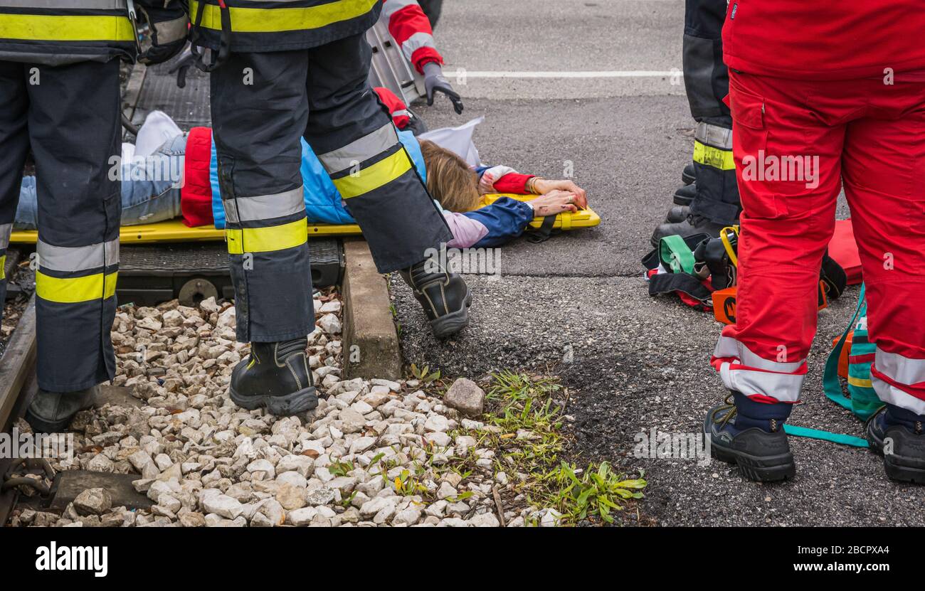 Il personale del servizio di emergenza libera un conducente ferito sulla scena di un incidente stradale durante un esercizio di formazione. Vigili del fuoco, paramedici Foto Stock