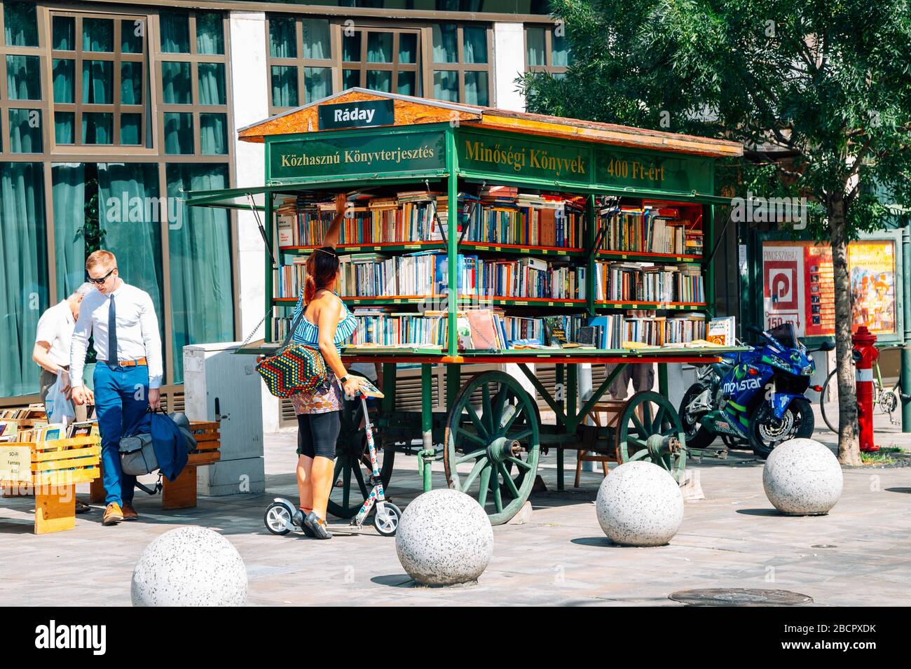 Budapest, Ungheria - 25 giugno 2019 : Prenota un negozio al Pest District Kalvin ter Street Foto Stock