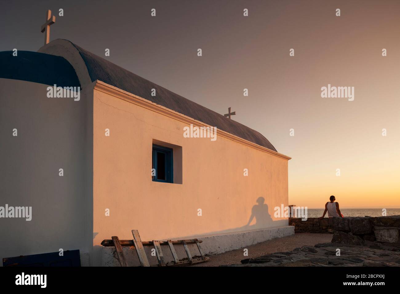 Grecia, isola di Kassos: Ekklisia (chiesa) Agios Konstantinos, lungo la costa, passando l'aeroporto Foto Stock