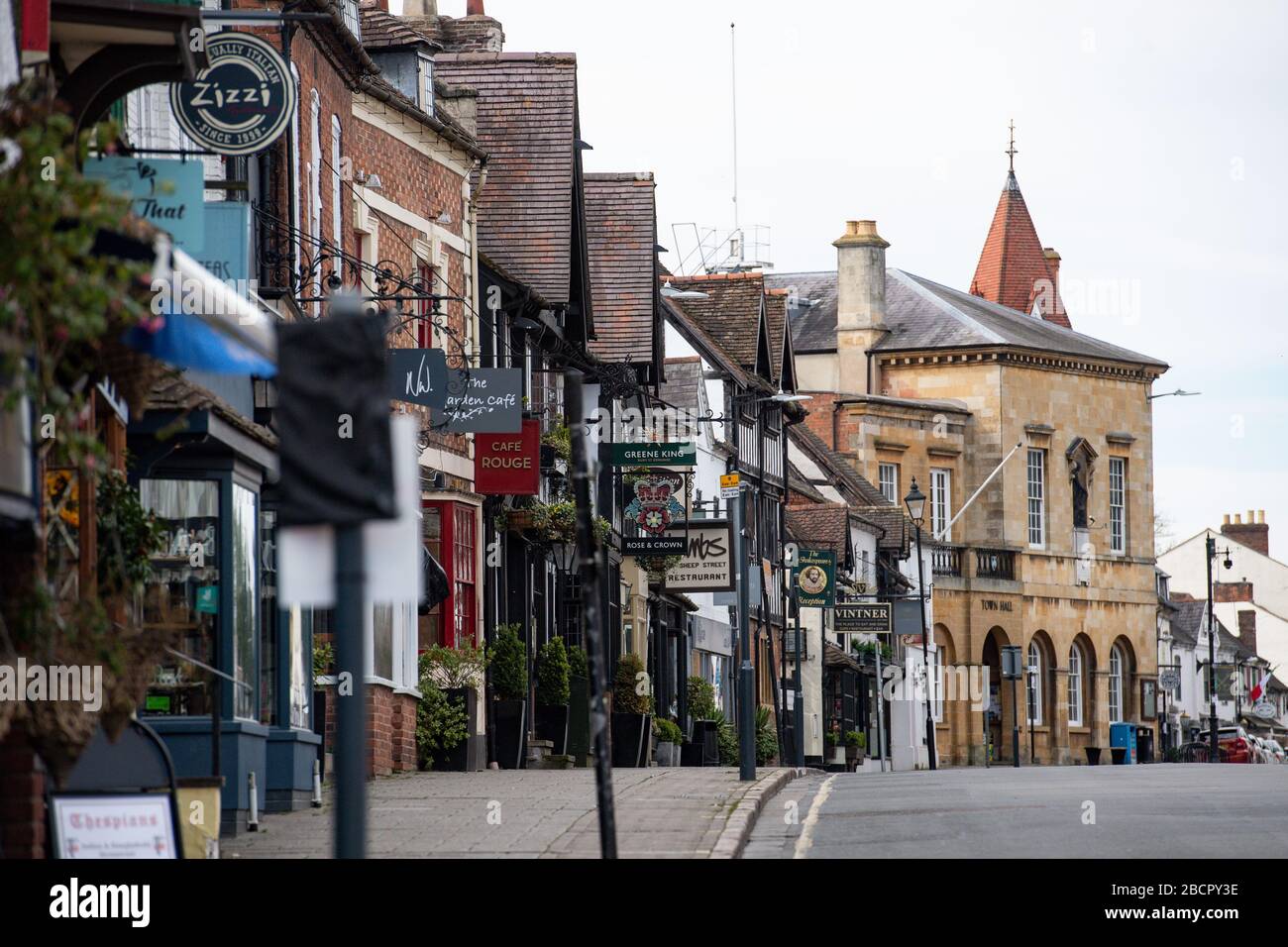 Una Stratford-upon-Avon quasi deserta nel Warwickshire, mentre il Regno Unito continua a bloccarsi per contribuire a frenare la diffusione del coronavirus. Foto Stock