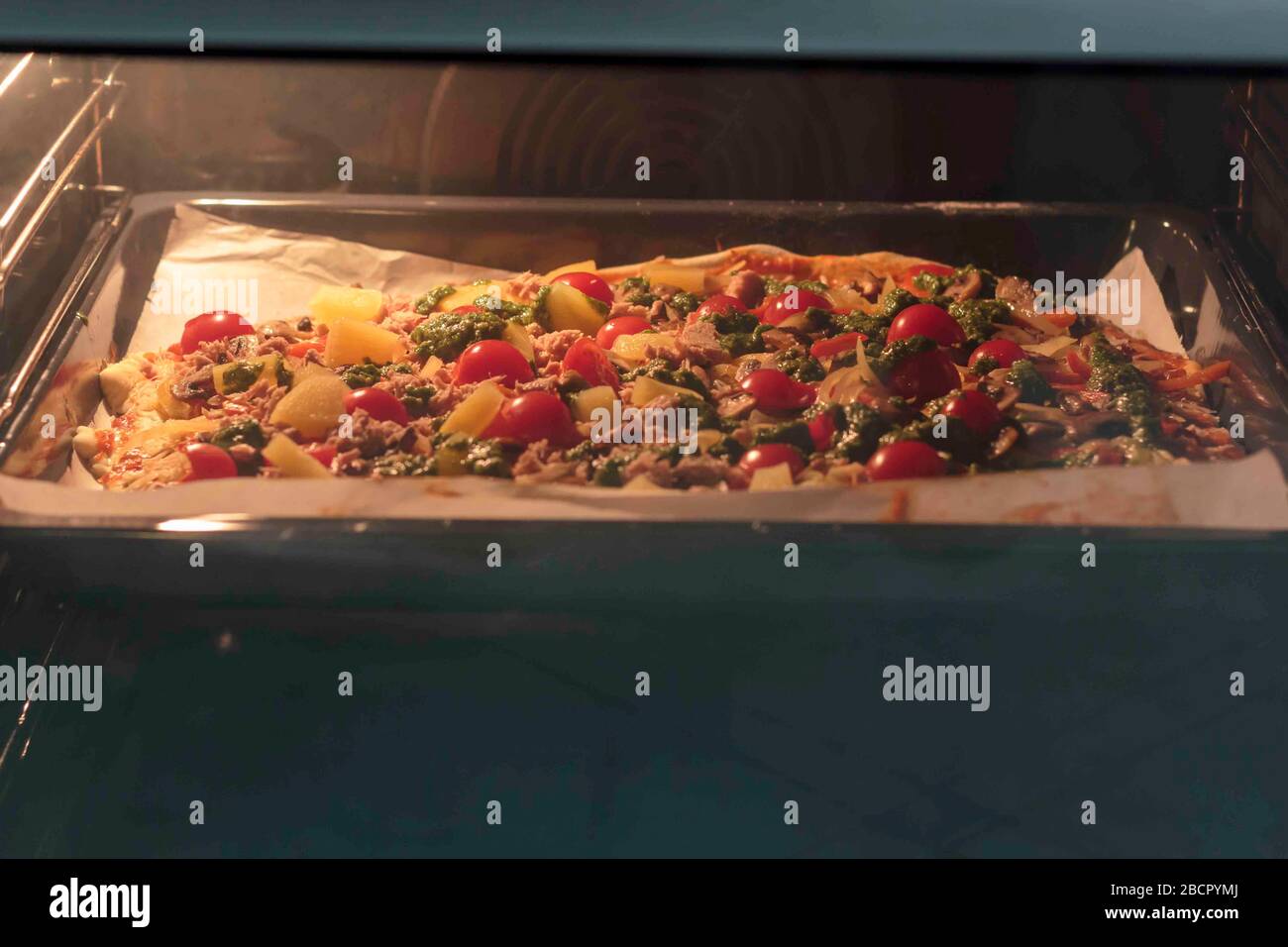 Pizza fatta in casa in forno Foto Stock