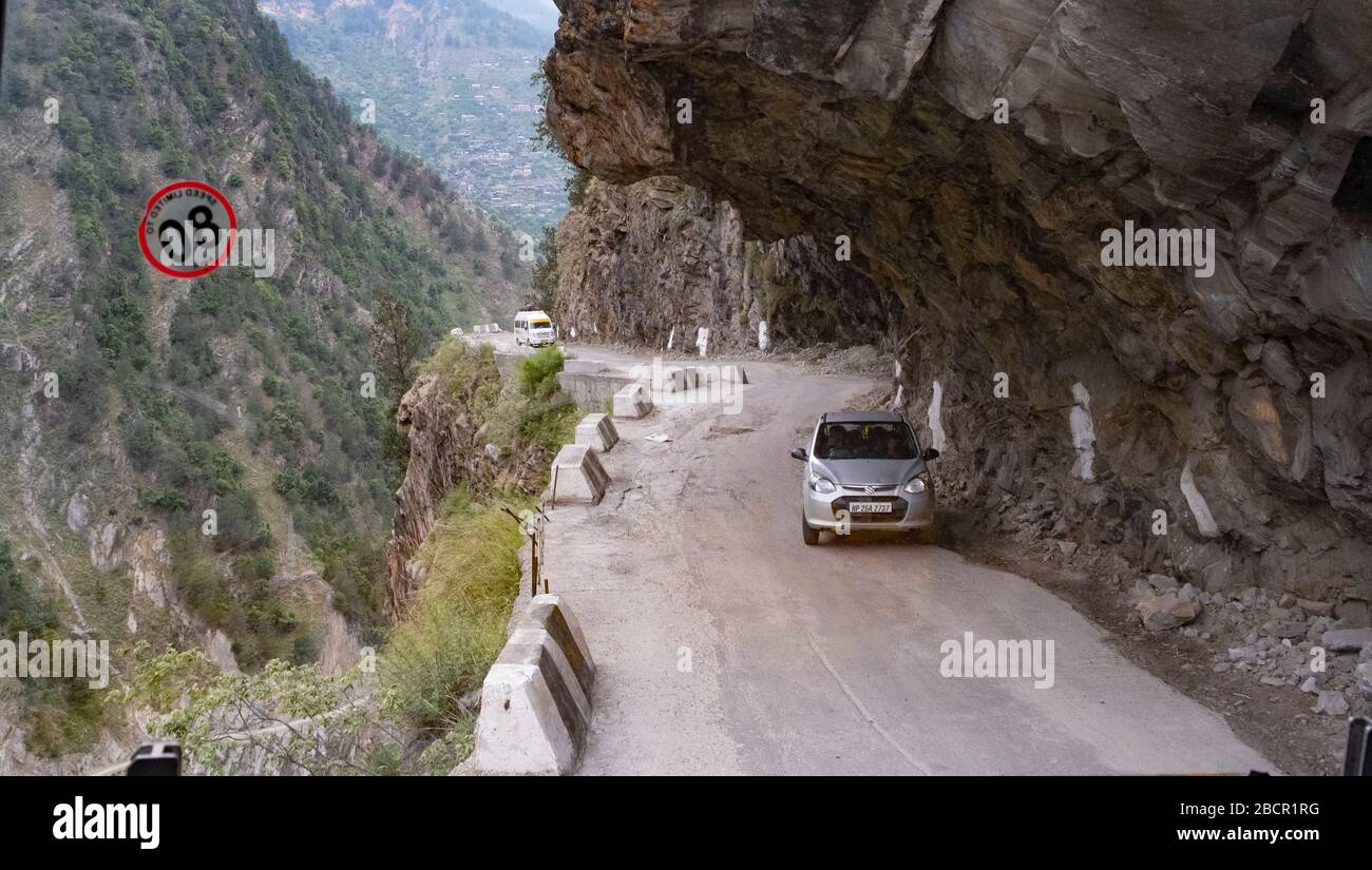 Vista di Sangla Rakchham Road, Himachal Pradesh, India. La strada corre vicino al fiume Baspa. Foto Stock