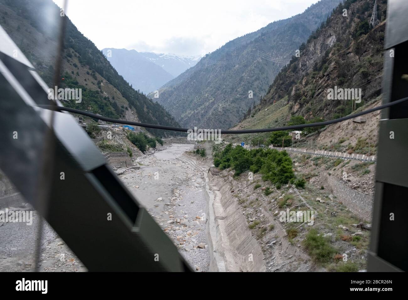 Vista di Sangla Rakchham Road, Himachal Pradesh, India. La strada corre vicino al fiume Baspa. Foto Stock