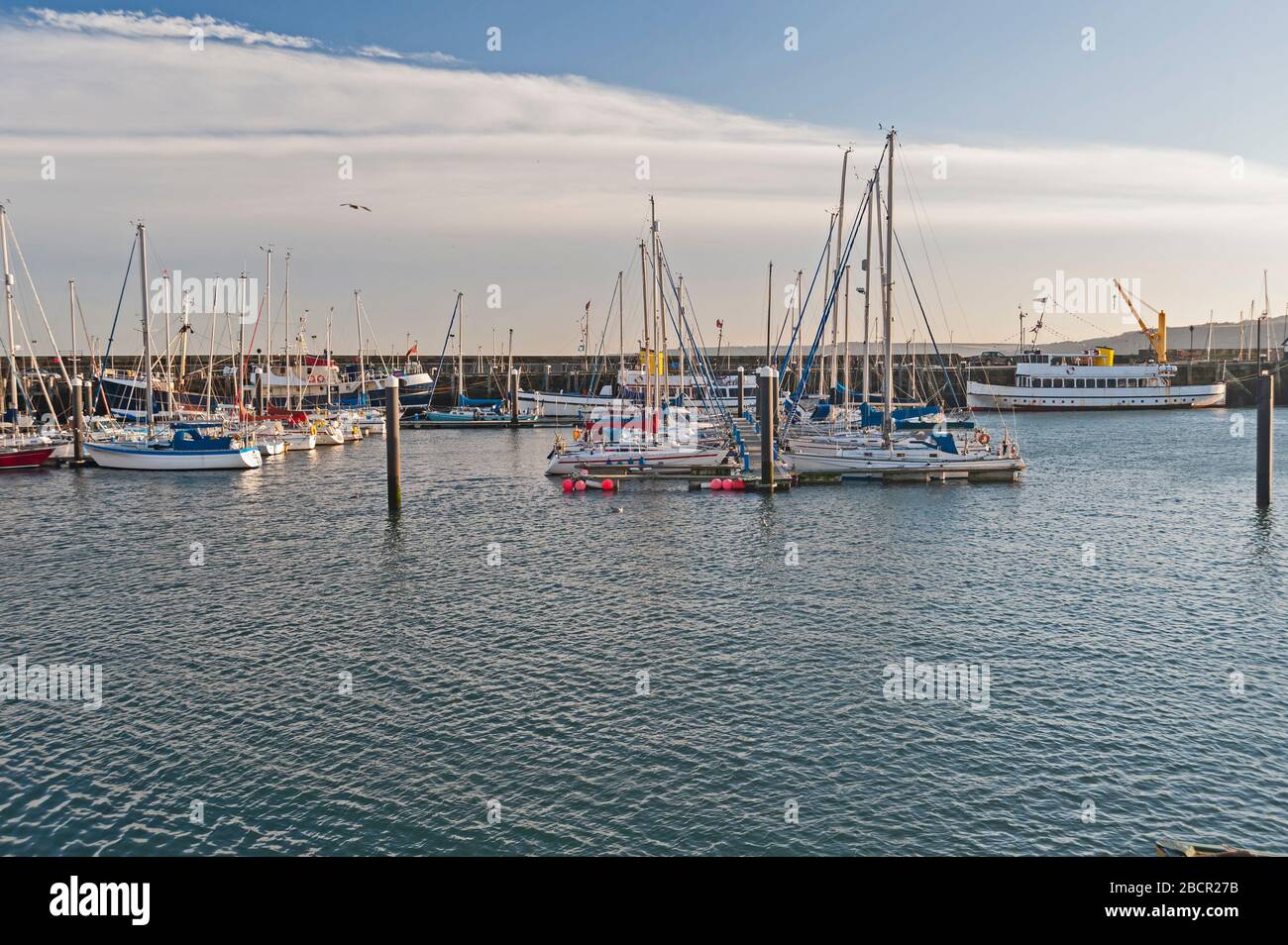 Città costiera di mare con porto turistico pieno di yacht a vela di piacere Foto Stock