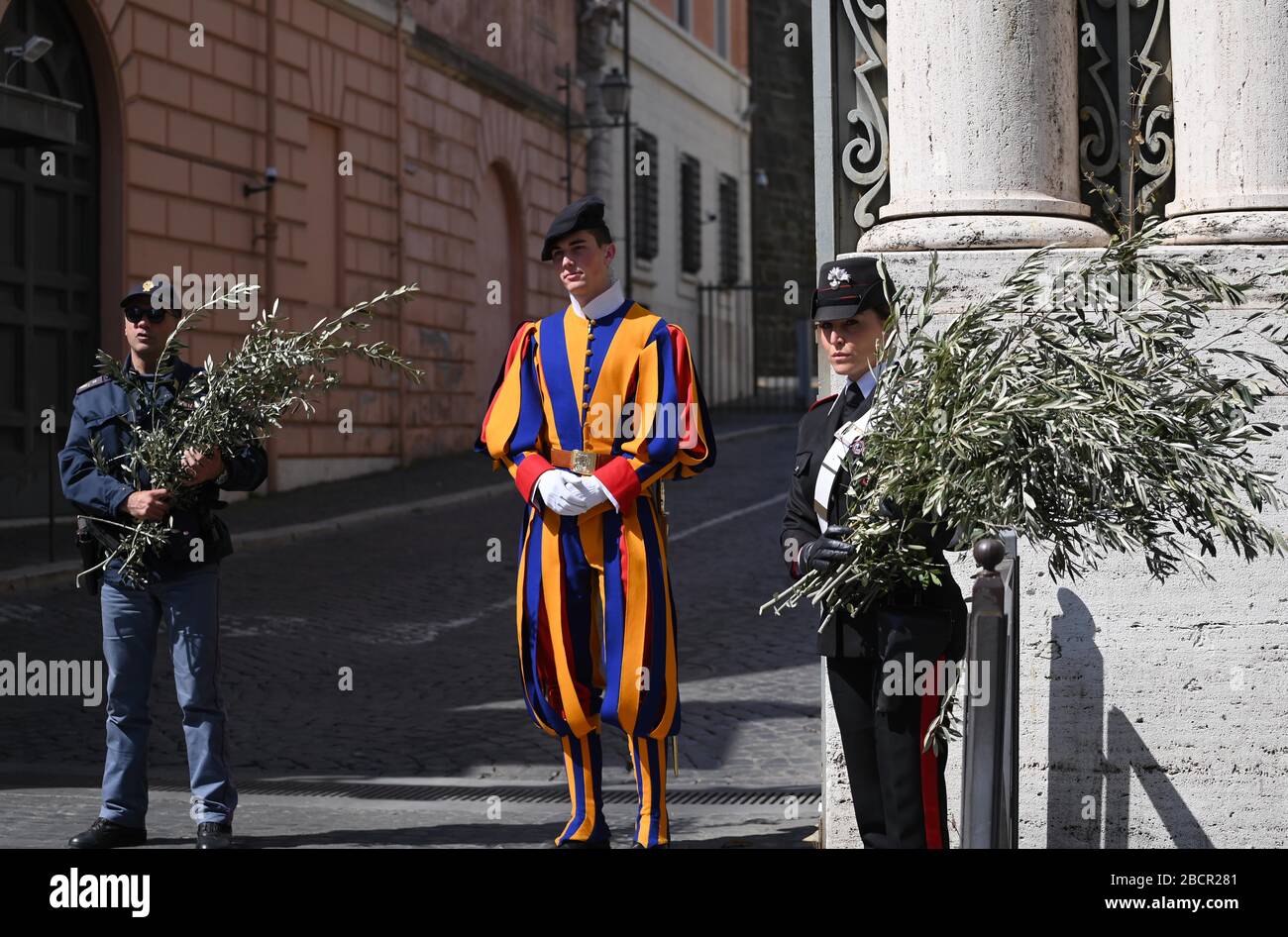 5 aprile 2020 - Roma, Italia - la polizia Italiana e Carabinieri celebrano la Domenica Pal con una guardia svizzera in un ingresso della Città del Vaticano. Credito: Evandro Inetti/ZUMA Wire/Alamy Live News Foto Stock