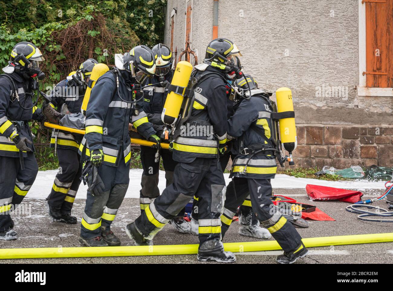 I pompieri salvano il pilota intrappolato durante una simulazione di incidenti stradali con auto, treno e camion. Pompieri con respiratori e Hyd Foto Stock