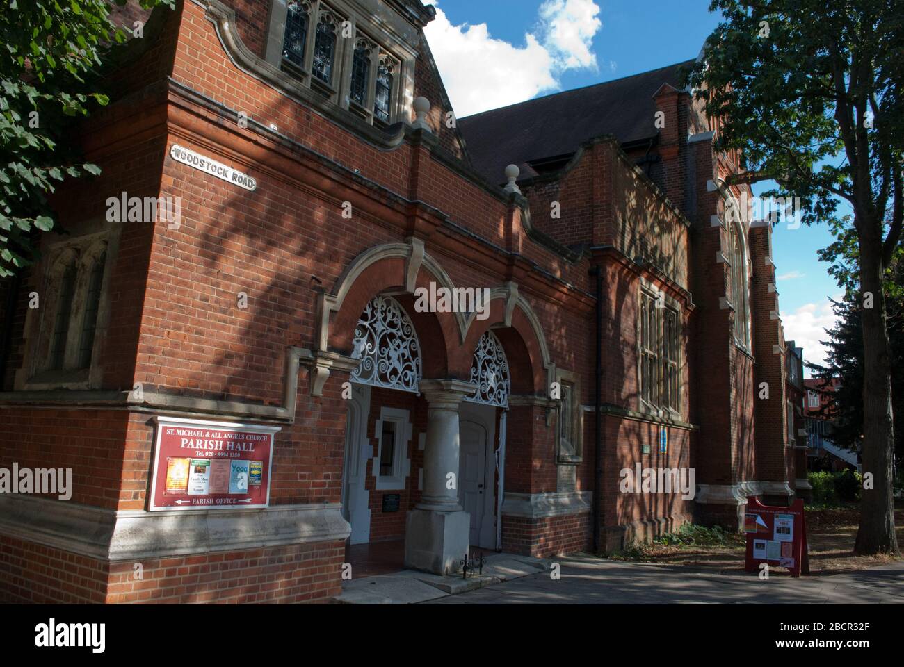 Regina Anne architettura Revival Richard Norman Shaw Garden Suburb St. Michael & All Angels Church, Woodstock Road, Turnham Green, Chiswick, Londra, W4 Foto Stock