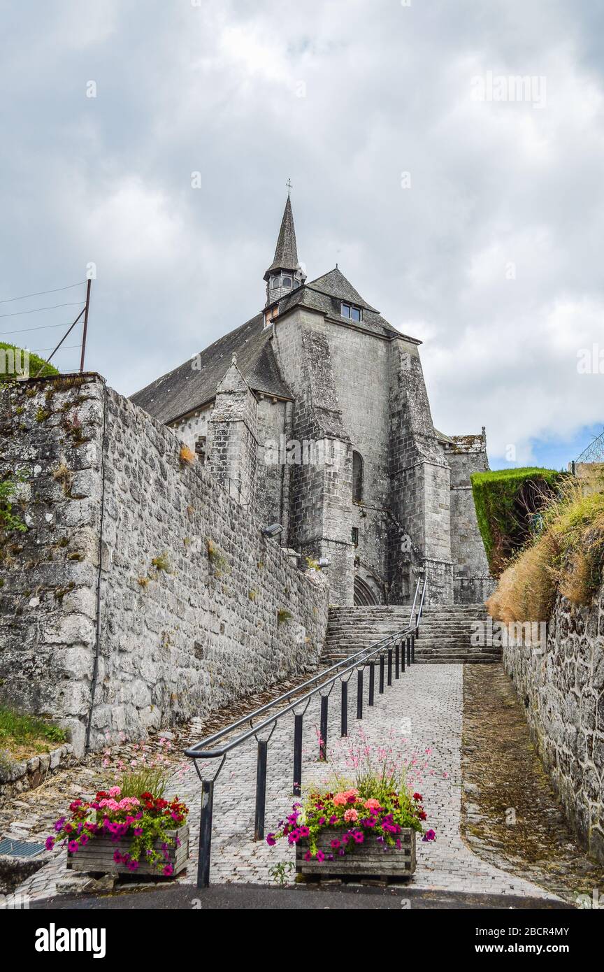 Vista delle scale per accedere al monastero fortificato di Saint-Michel des Anges a Saint-Angel, Francia. Foto Stock