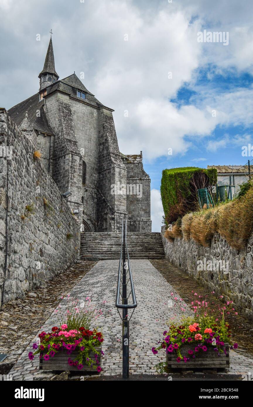 Vista delle scale per accedere al monastero fortificato di Saint-Michel des Anges a Saint-Angel, Francia. Foto Stock
