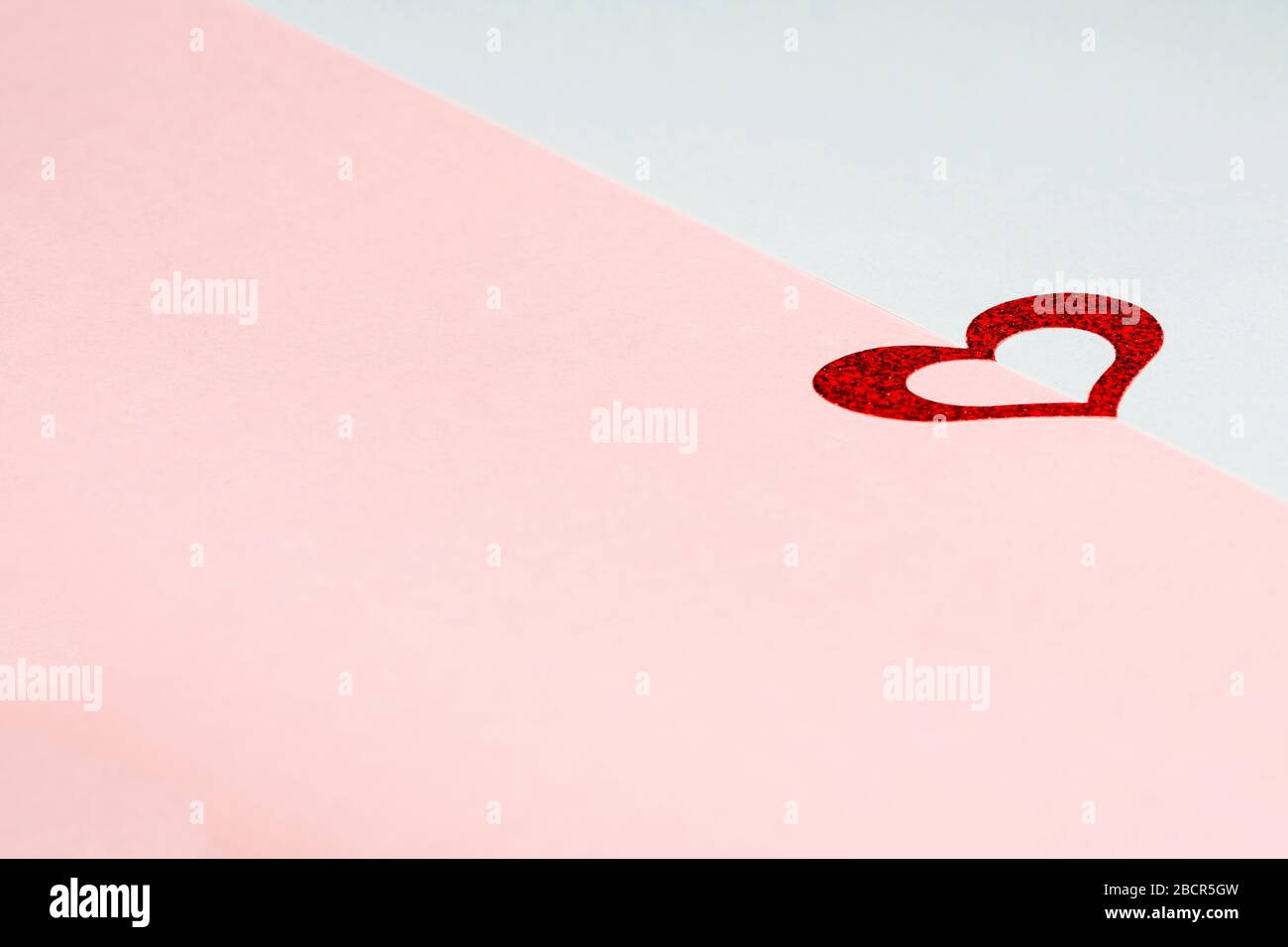 biglietto d'amore per il giorno di san valentino con cuore rosso su sfondo rosa e blu, disegno per la celebrazione del giorno della madre, modello d'amore rosa e blu con spazio per le copie Foto Stock