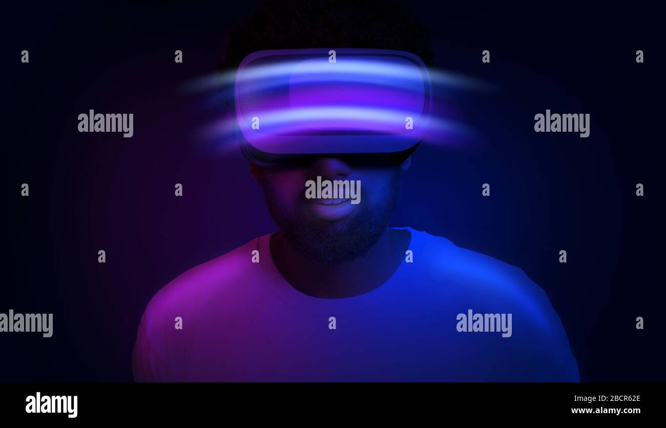 Collage creativo di uomo nero stupito con il visore VR Foto Stock