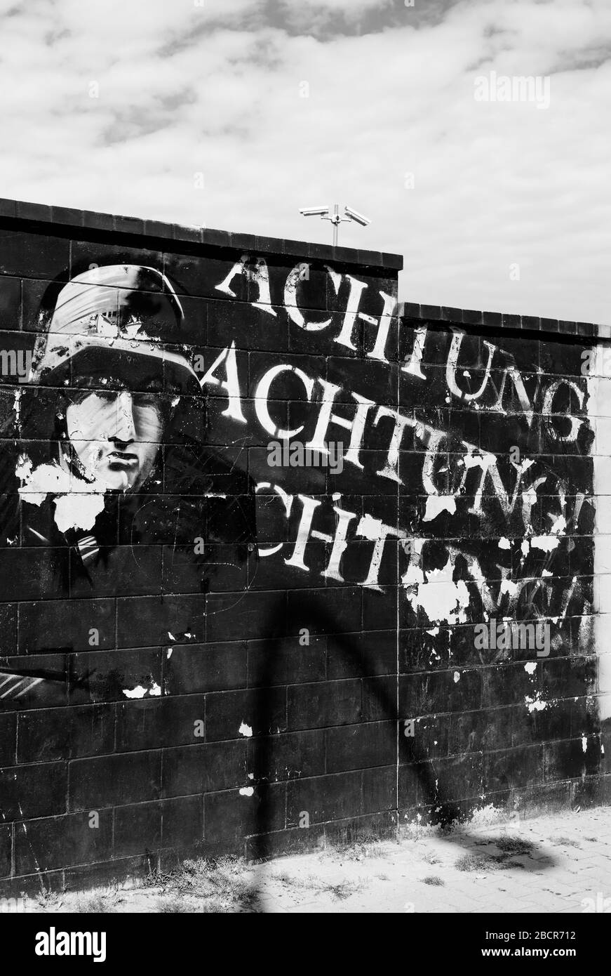 Murale che rappresenta un soldato nazista su un muro di Varsavia in Polonia Foto Stock