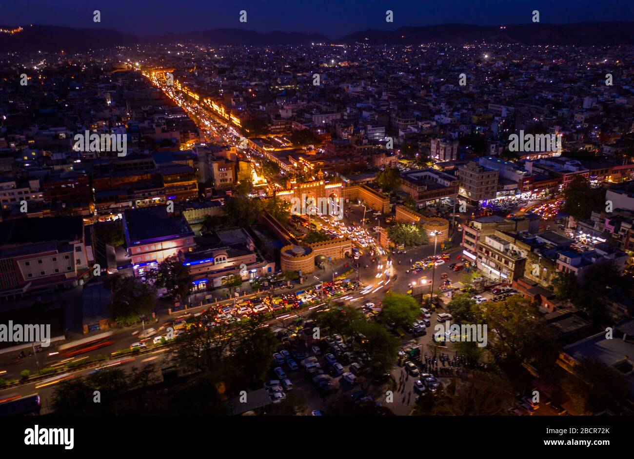 Jaipur porta città rosa di notte, India, vista drone aerea Foto Stock