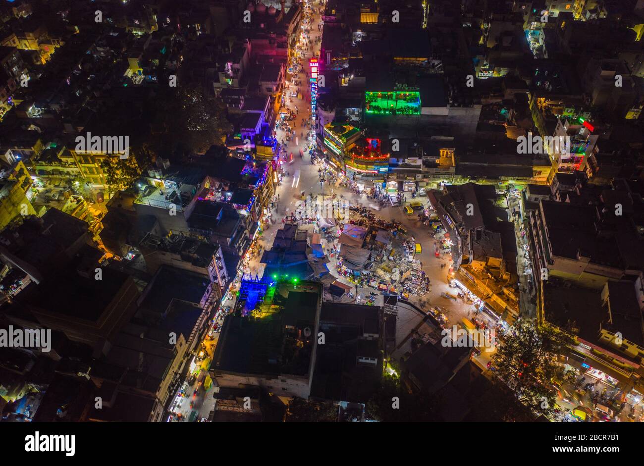 Bazzar principale di Delhi di notte, India, vista aerea del drone Foto Stock