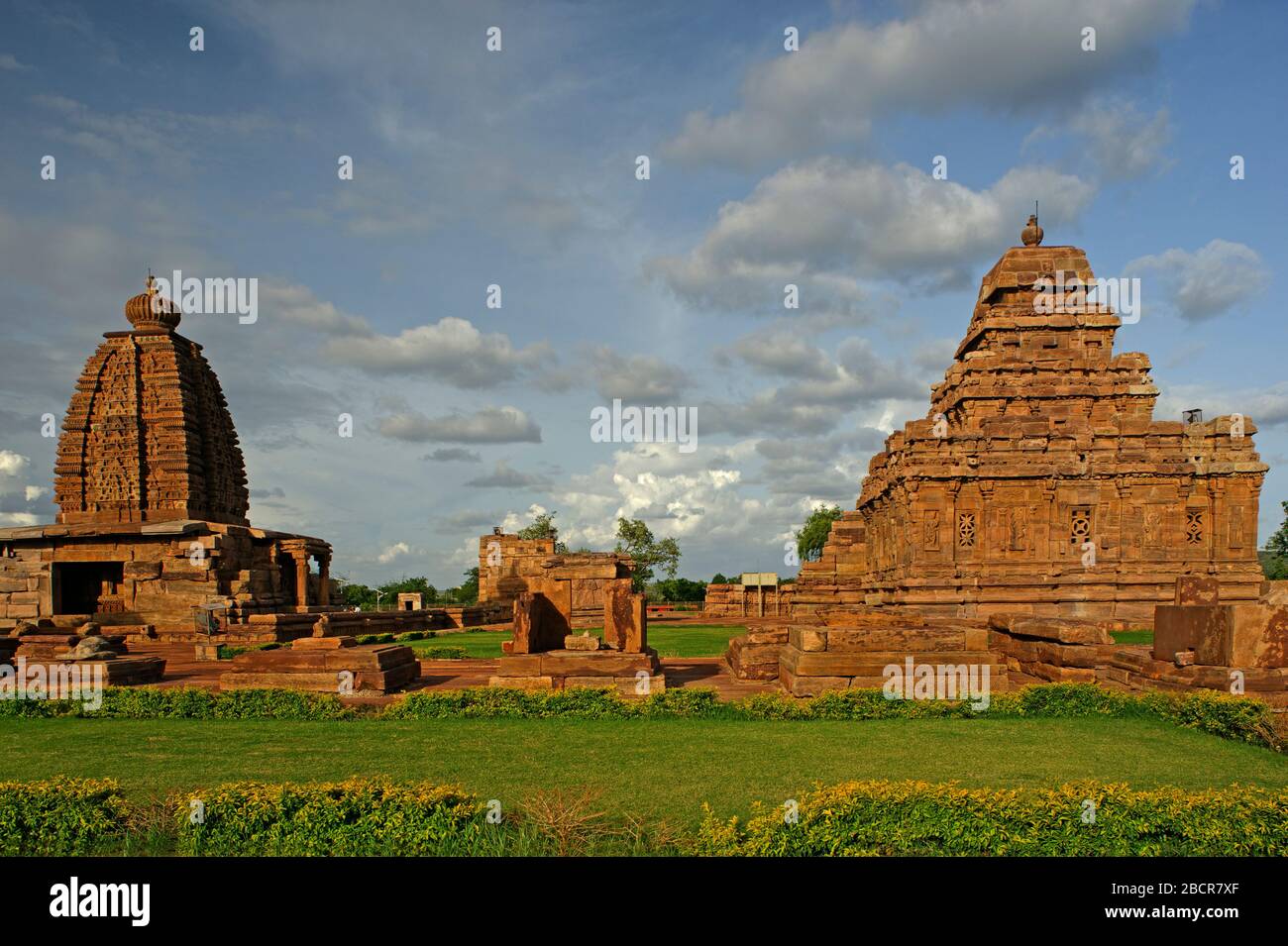 06 giu 2008 Pattadakal, chiamato anche Paṭṭadakallu o Raktapura, è un complesso del 7 ° e 8 ° secolo CE Hindu e Jain templi complesso Bagalkot distretto Foto Stock