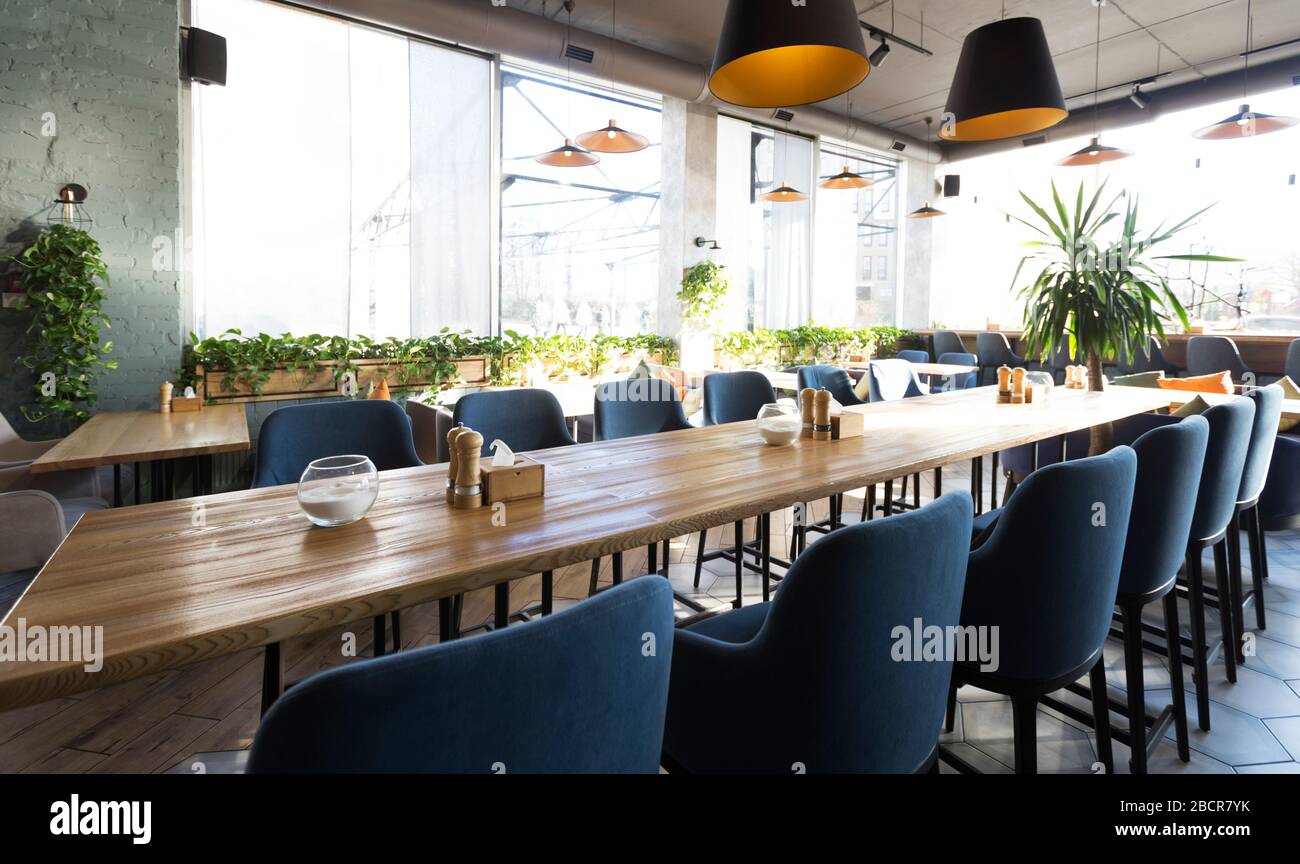 Interni accoglienti e moderni del ristorante con tavoli vuoti Foto Stock