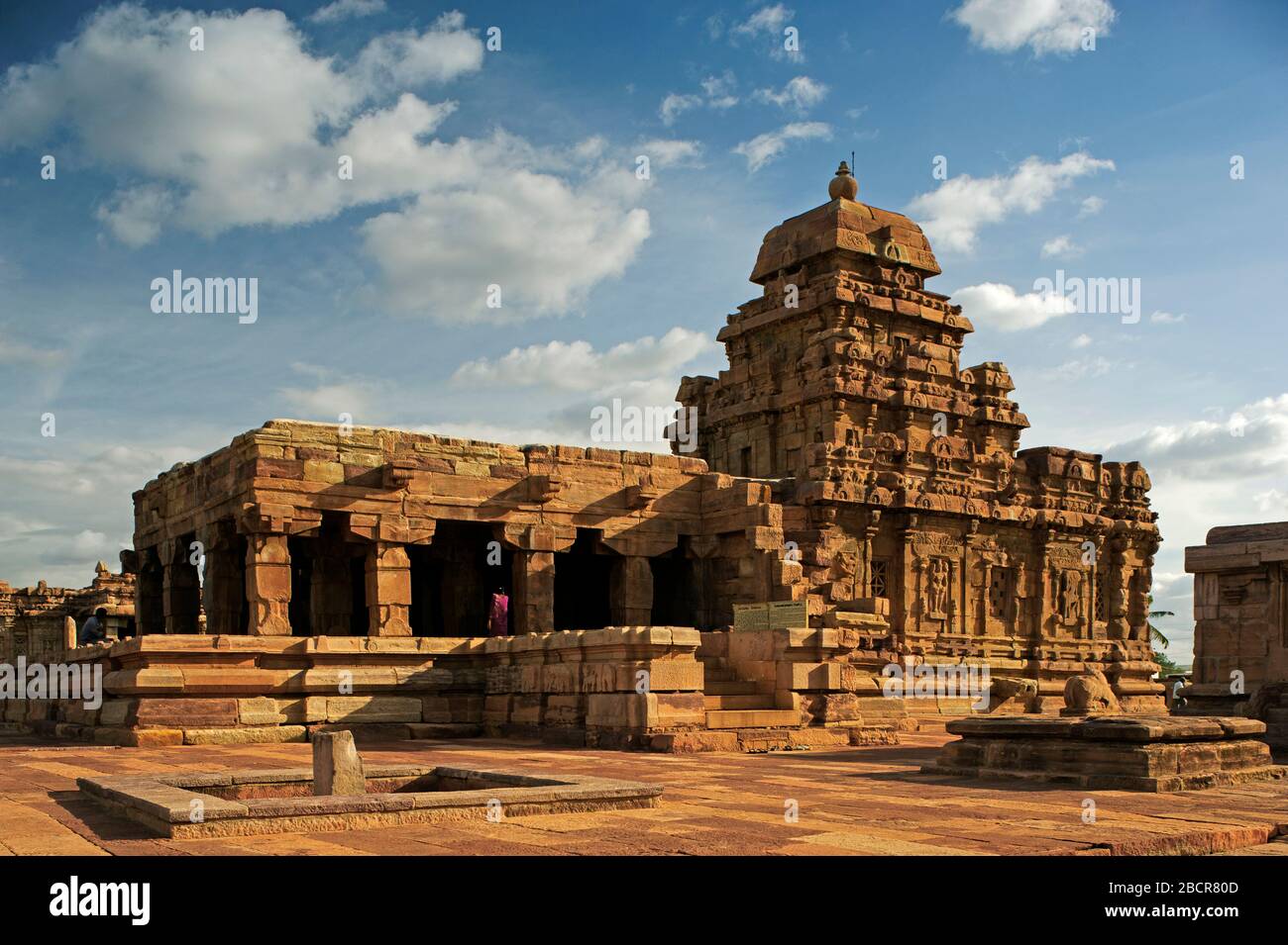 06 giu 2008 Pattadakal, chiamato anche Paṭṭadakallu o Raktapura, è un complesso del 7 ° e 8 ° secolo CE Hindu e Jain templi complesso Bagalkot distretto Foto Stock
