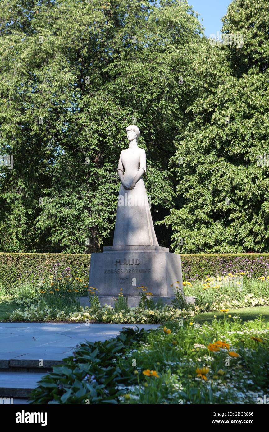 OSLO, NORVEGIA-CIRCA GIU, 2018: Statua di Maud del Galles è al parco del Palazzo reale. Era Regina di Norvegia come moglie di re Haakon VII Foto Stock