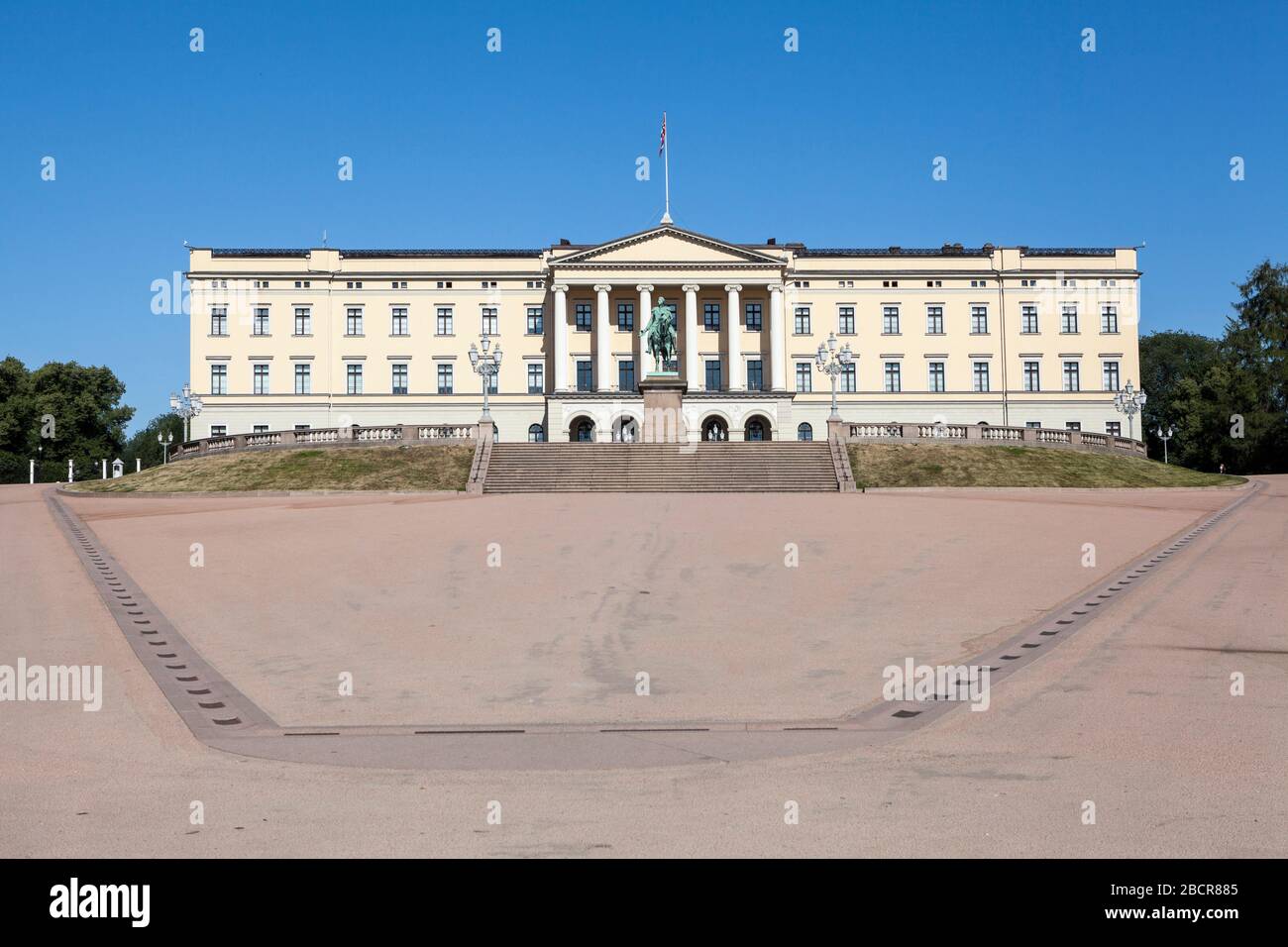 OSLO, NORVEGIA-CIRCA GIU, 2018: Piazza dello Slottet, Palazzo reale. Si trova alla fine della porta Karl Johans nel centro della città. È il ufficiale Foto Stock
