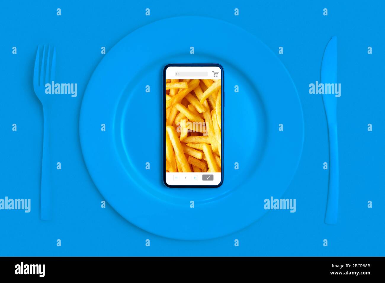 Consegna di cibo a casa acquistare via Internet. Chiamateli e porteranno il cibo a casa. Smartphone con chip in un negozio online sullo schermo, sdraiato su un Foto Stock