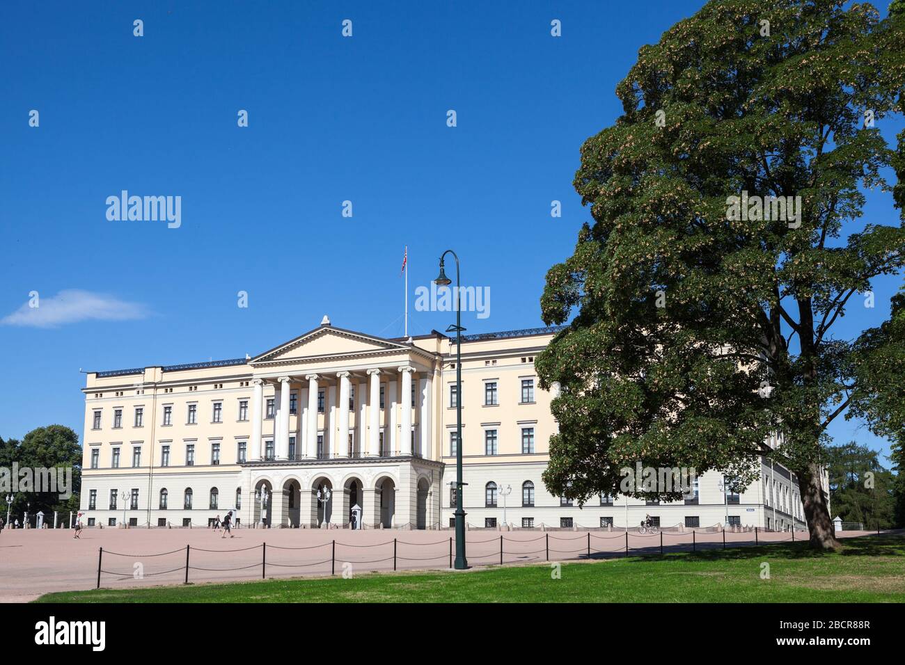 OSLO, NORVEGIA-CIRCA GIU, 2018: Edificio dello Slottet, Palazzo reale. Si trova alla porta Karl Johans nel centro della città. È il residuo ufficiale Foto Stock