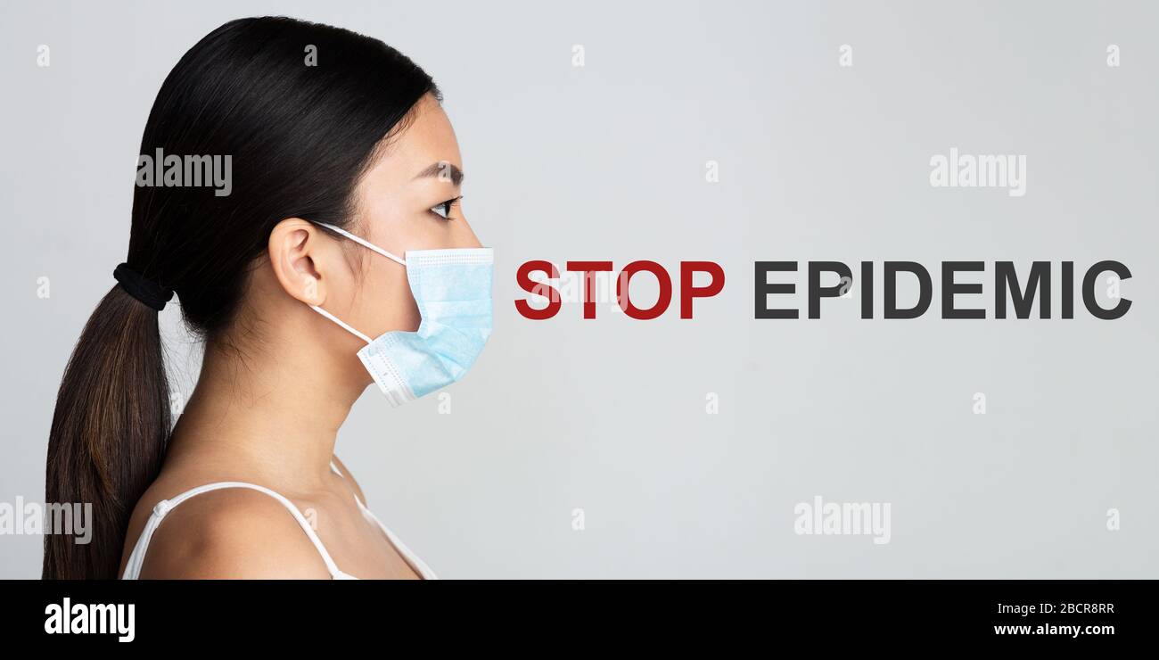 Rischio di diffusione del coronavirus. Giovane ragazza asiatica che indossa maschera medica e frase STOP EPIDEMIA su sfondo grigio, collage Foto Stock